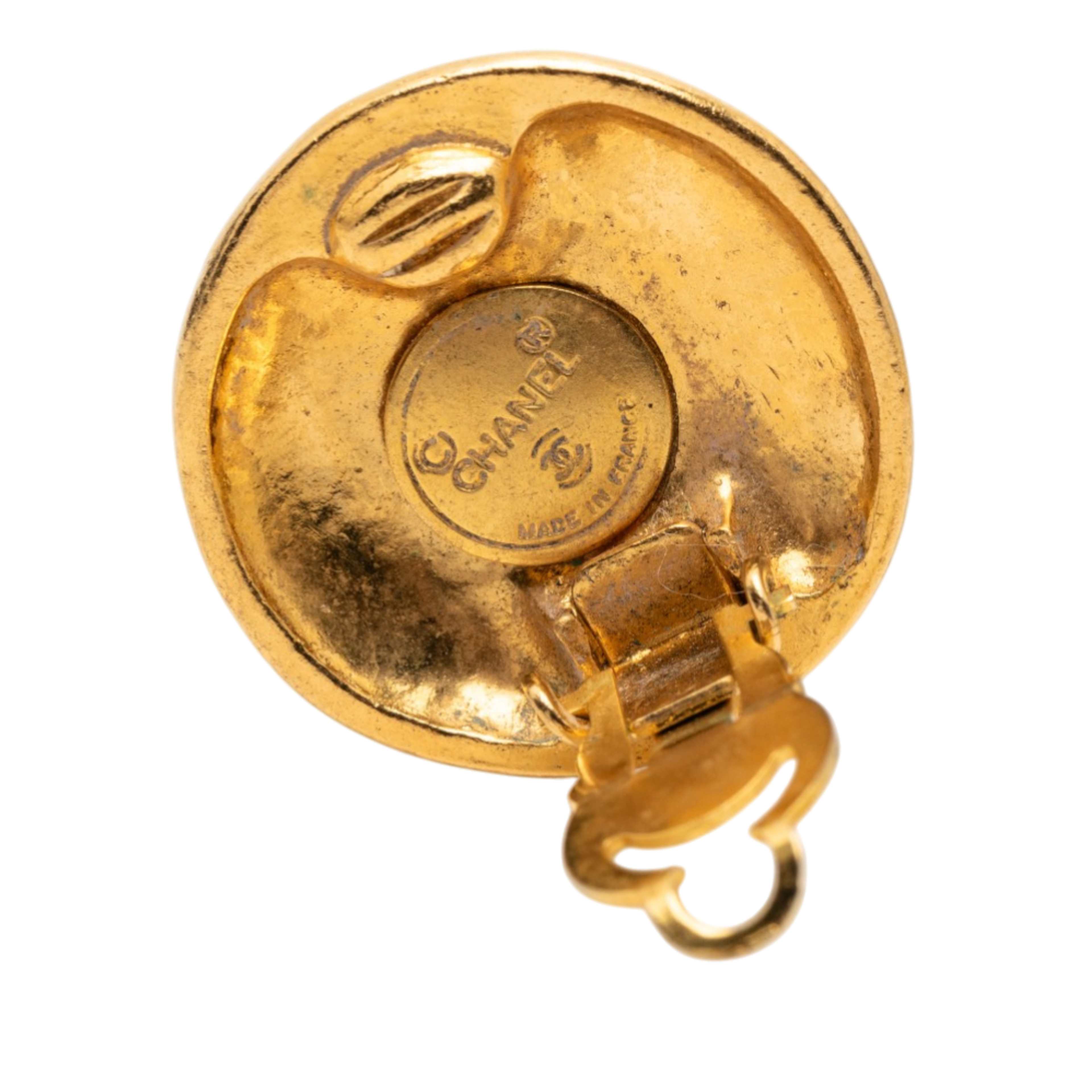 Chanel Gold Plated Cc Round Clip On Earrings, från Luxclusif, i färgen gold. Klicka för att öppna bilden i stort format