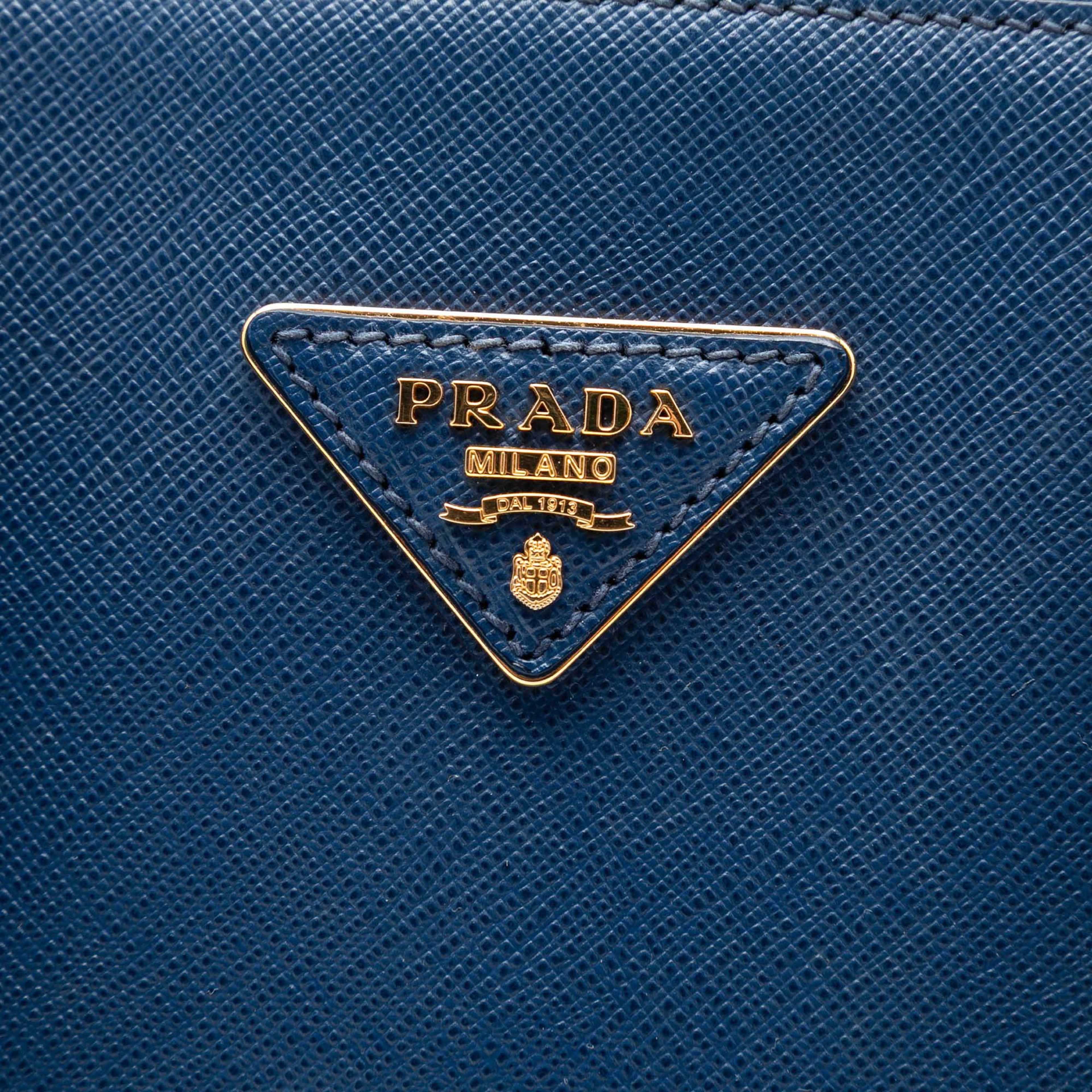 Prada Extra Large Saffiano Lux Promenade Satchel, från Luxclusif, i färgen blue. Klicka för att öppna bilden i stort format
