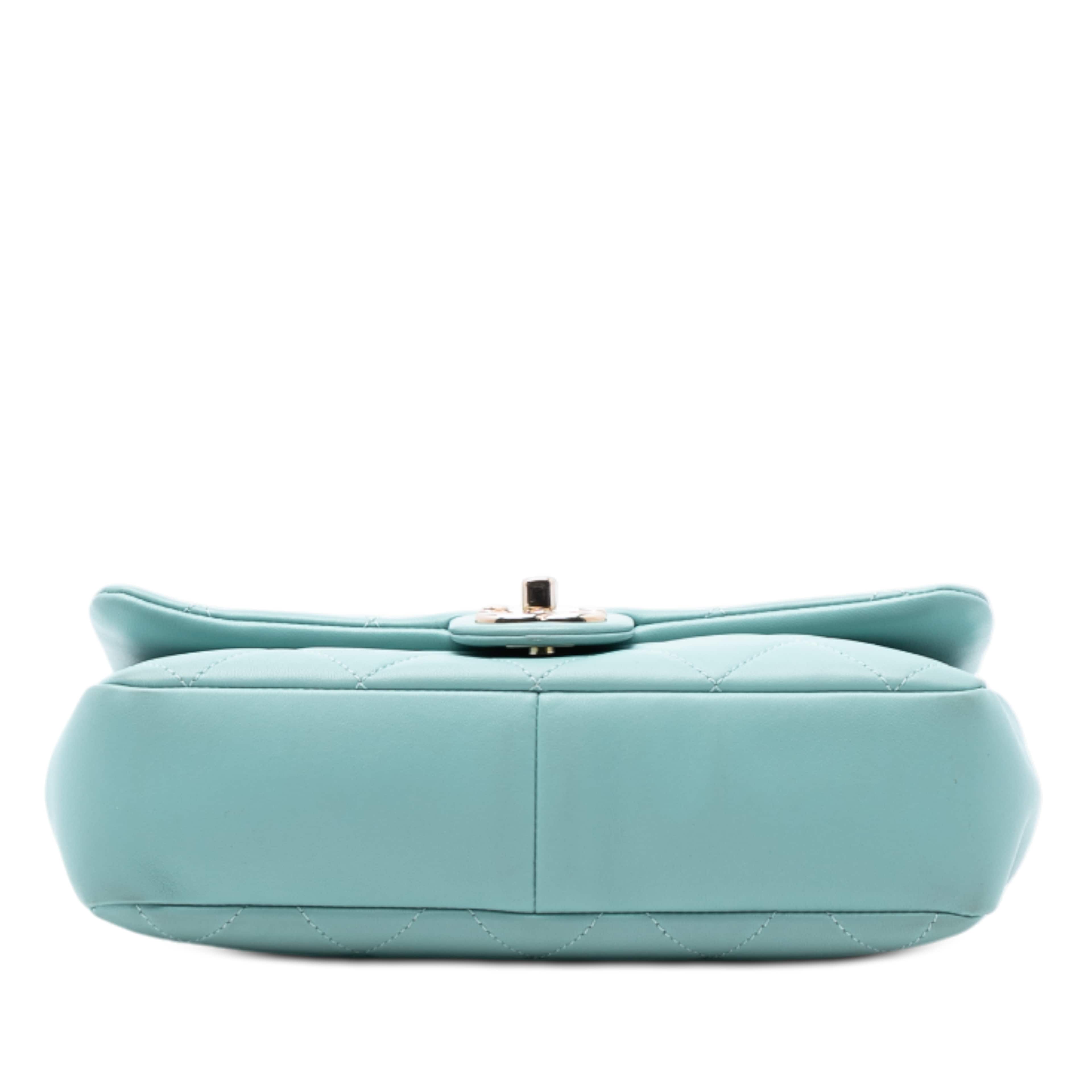 Chanel Small Lambskin Elegant Chain Single Flap, från Luxclusif, i färgen turquoise. Klicka för att öppna bilden i stort format