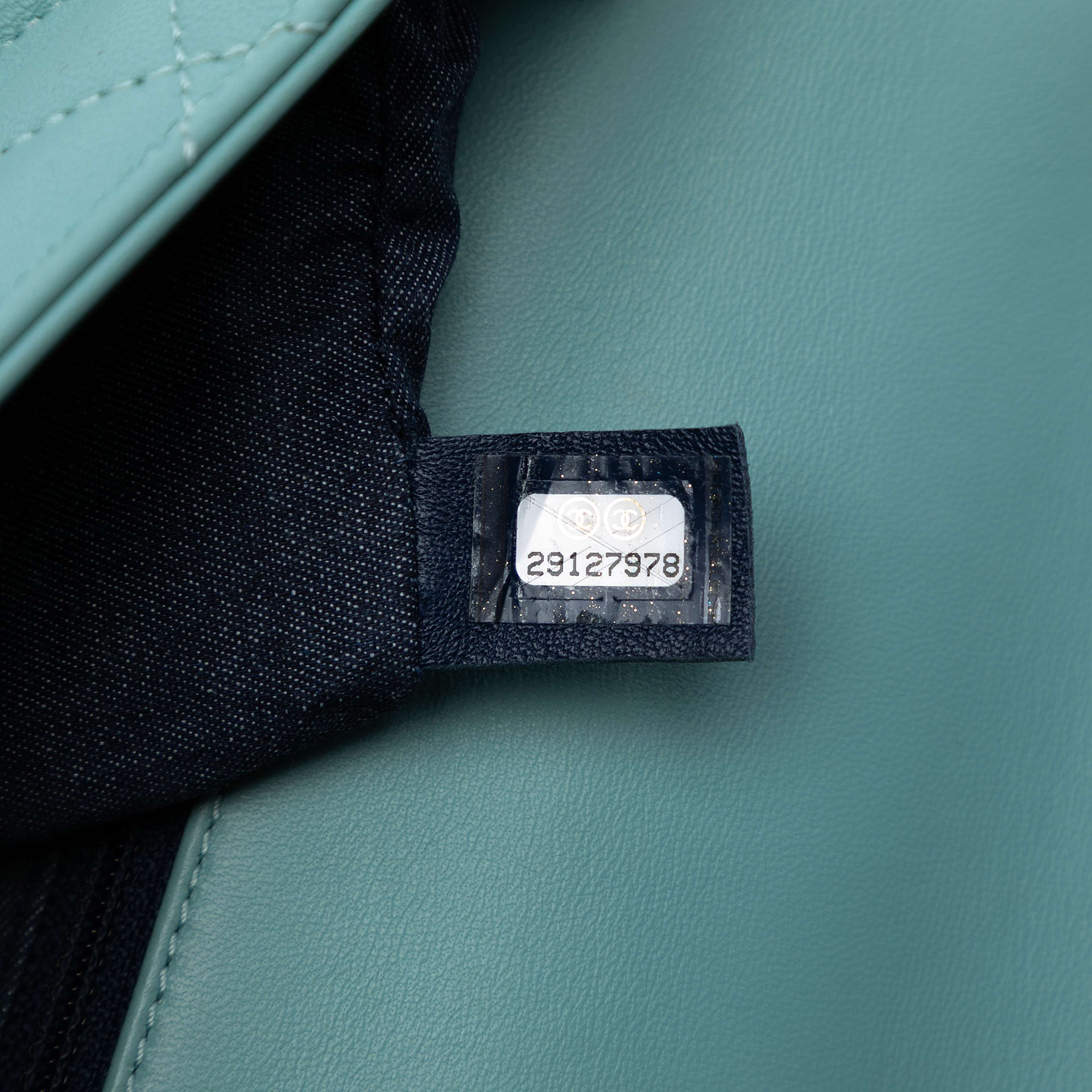 Chanel Small Lambskin Elegant Chain Single Flap, från Luxclusif, i färgen turquoise. Klicka för att öppna bilden i stort format