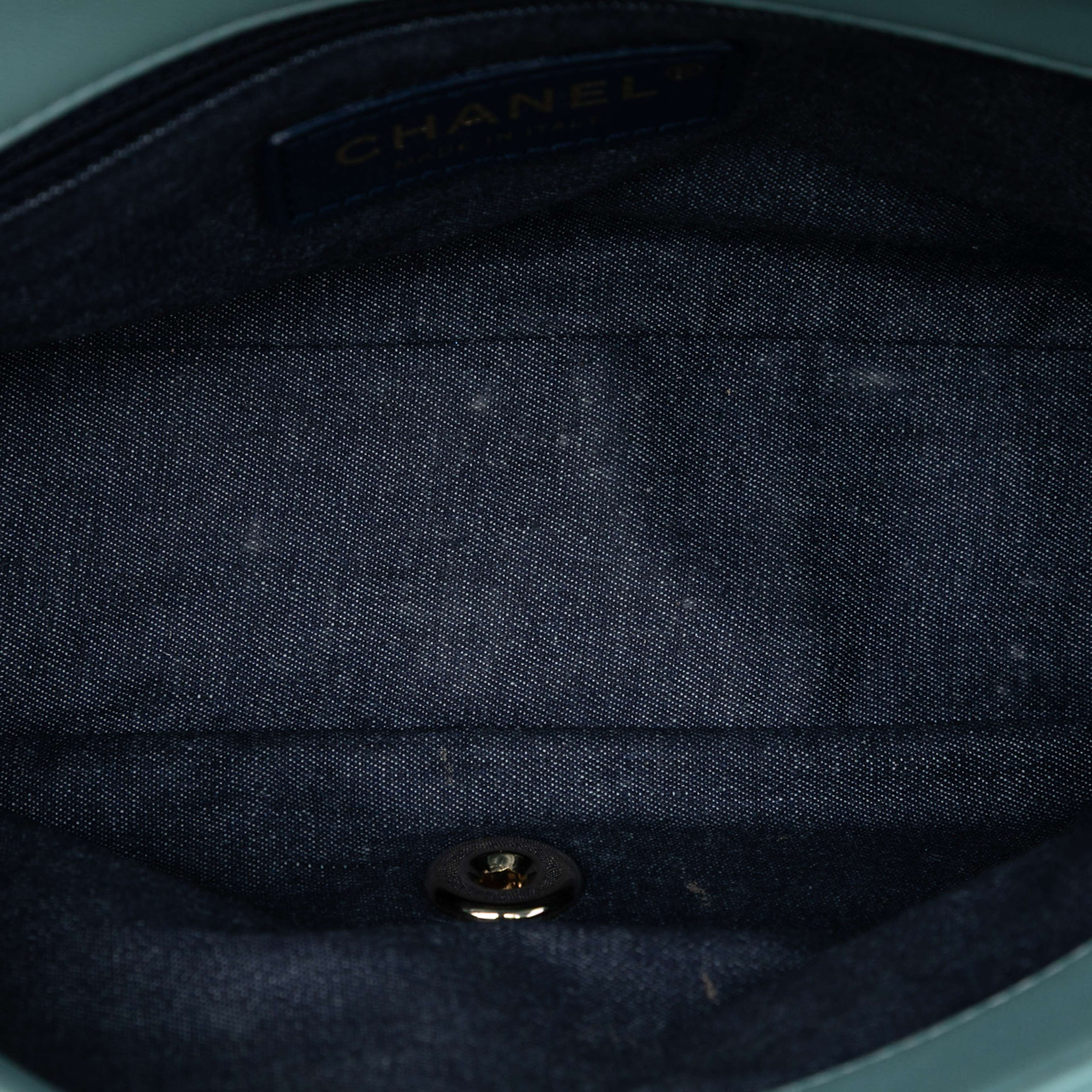 Chanel Small Lambskin Elegant Chain Single Flap, från Luxclusif, i färgen turquoise. Klicka för att öppna bilden i stort format