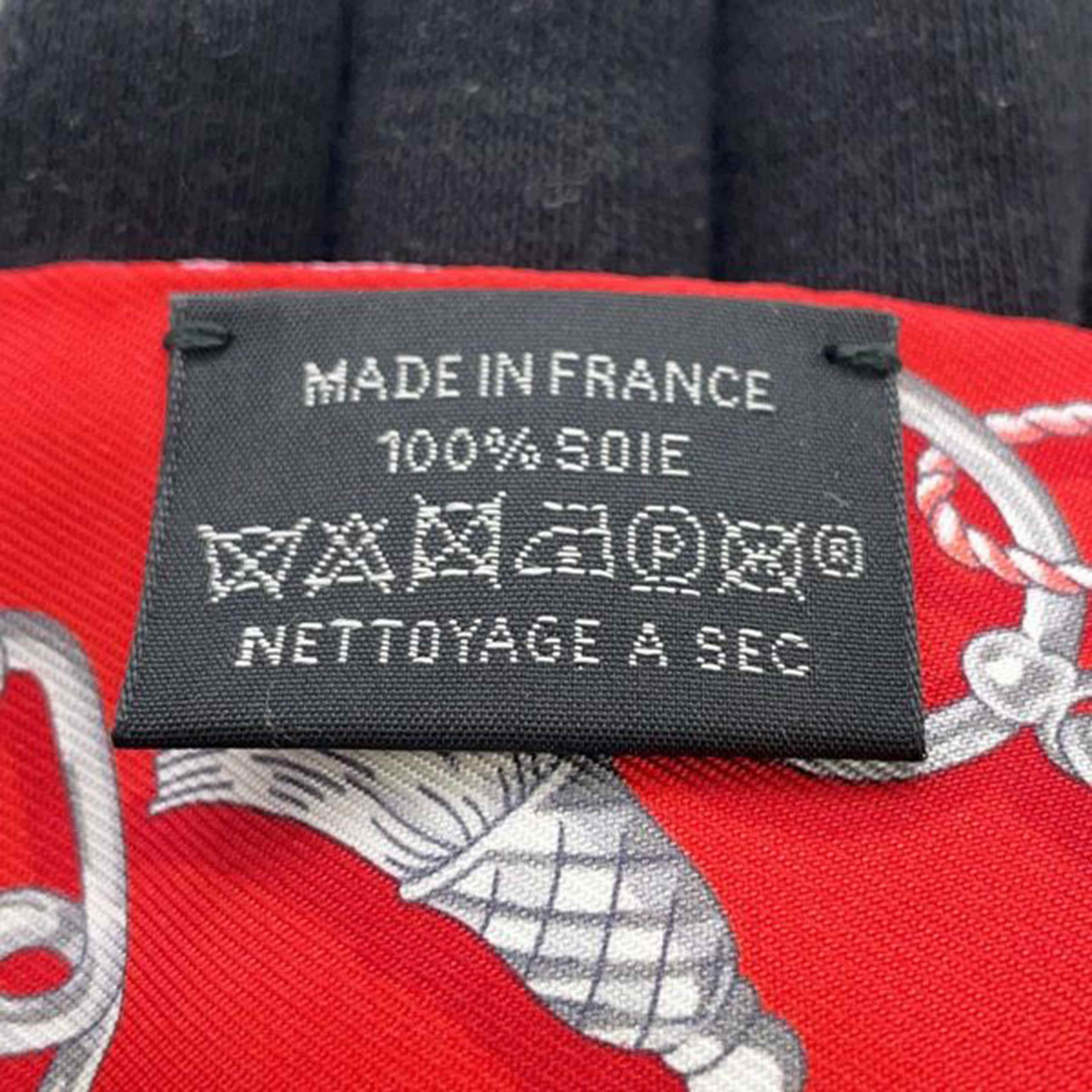 Hermès C'est La Fete Silk Twilly Scarf, från Luxclusif, i färgen red. Klicka för att öppna bilden i stort format