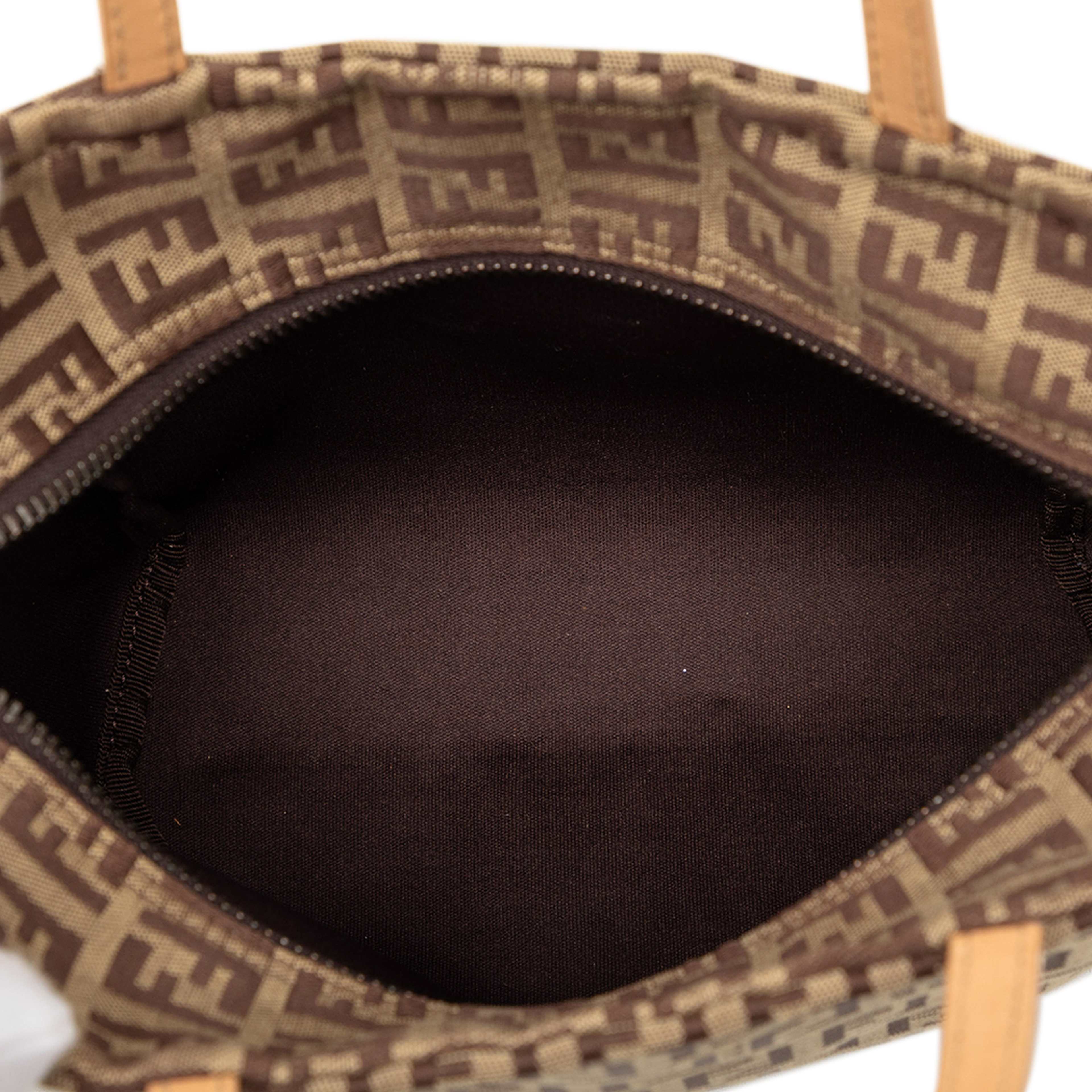 Fendi Mini Zucchino Canvas Handbag, från Luxclusif, i färgen beige. Klicka för att öppna bilden i stort format