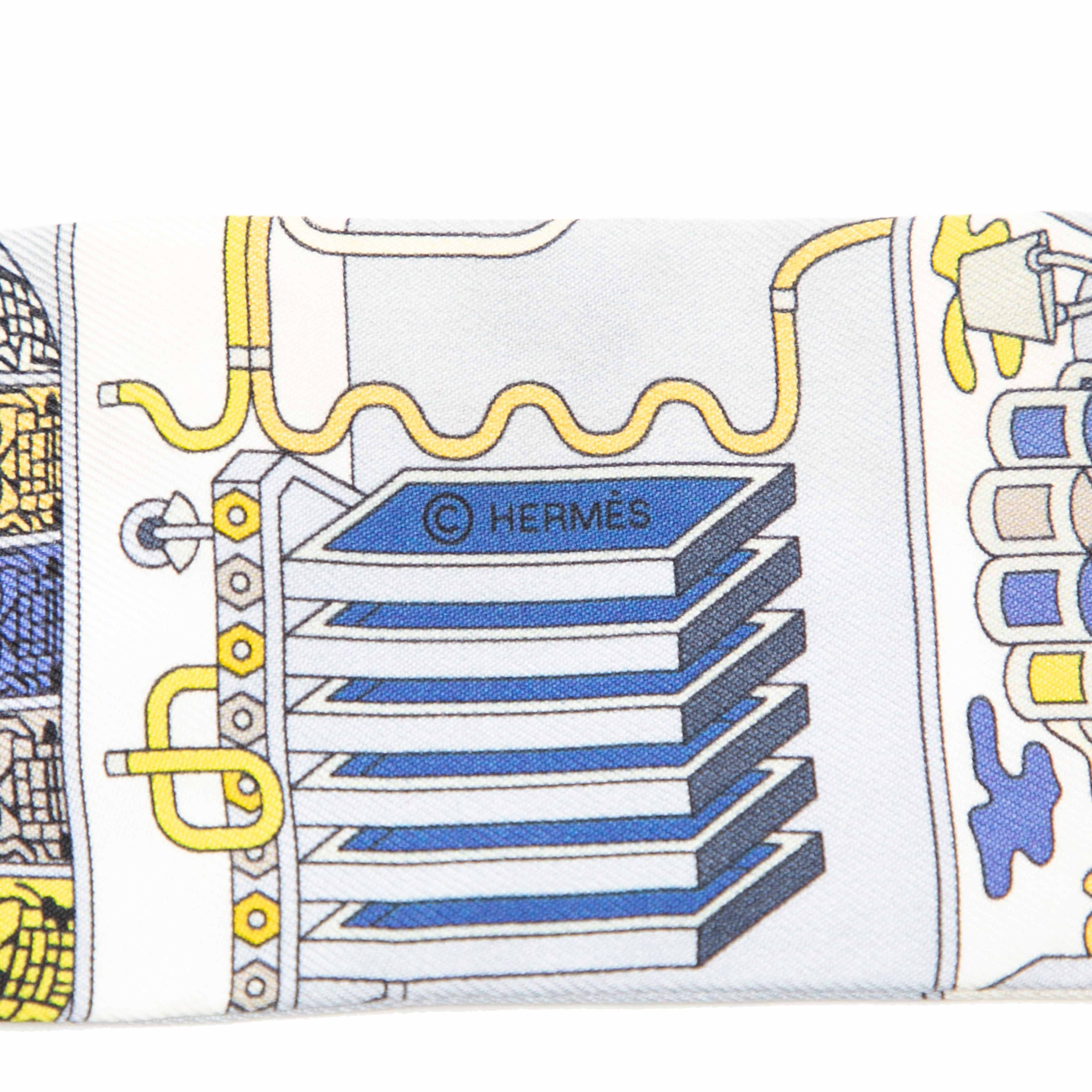 Hermès La Maison Des Carres Silk Twilly Scarf, från Luxclusif, i färgen light blue. Klicka för att öppna bilden i stort format