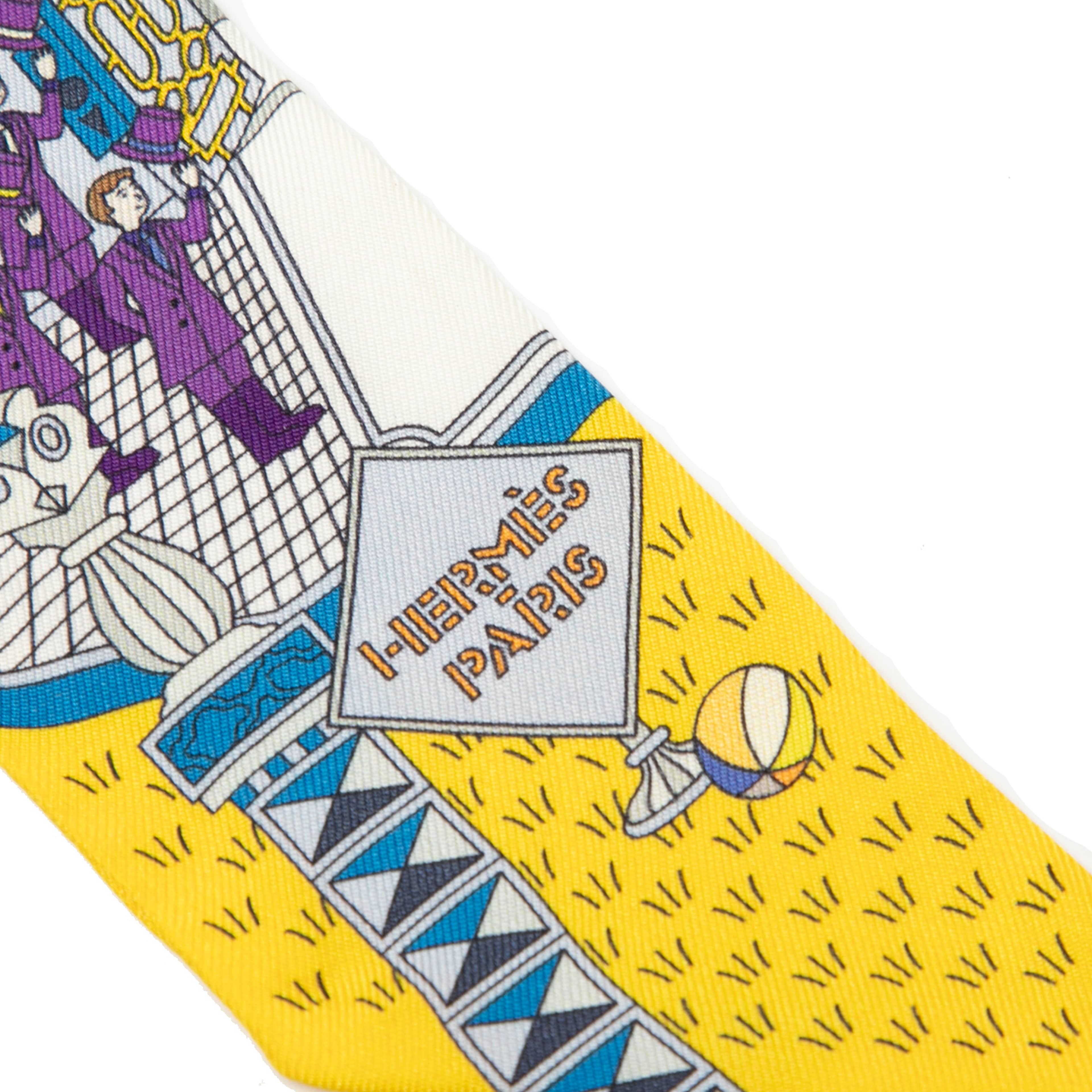 Hermès La Maison Des Carres Silk Twilly Scarf, från Luxclusif, i färgen light blue. Klicka för att öppna bilden i stort format