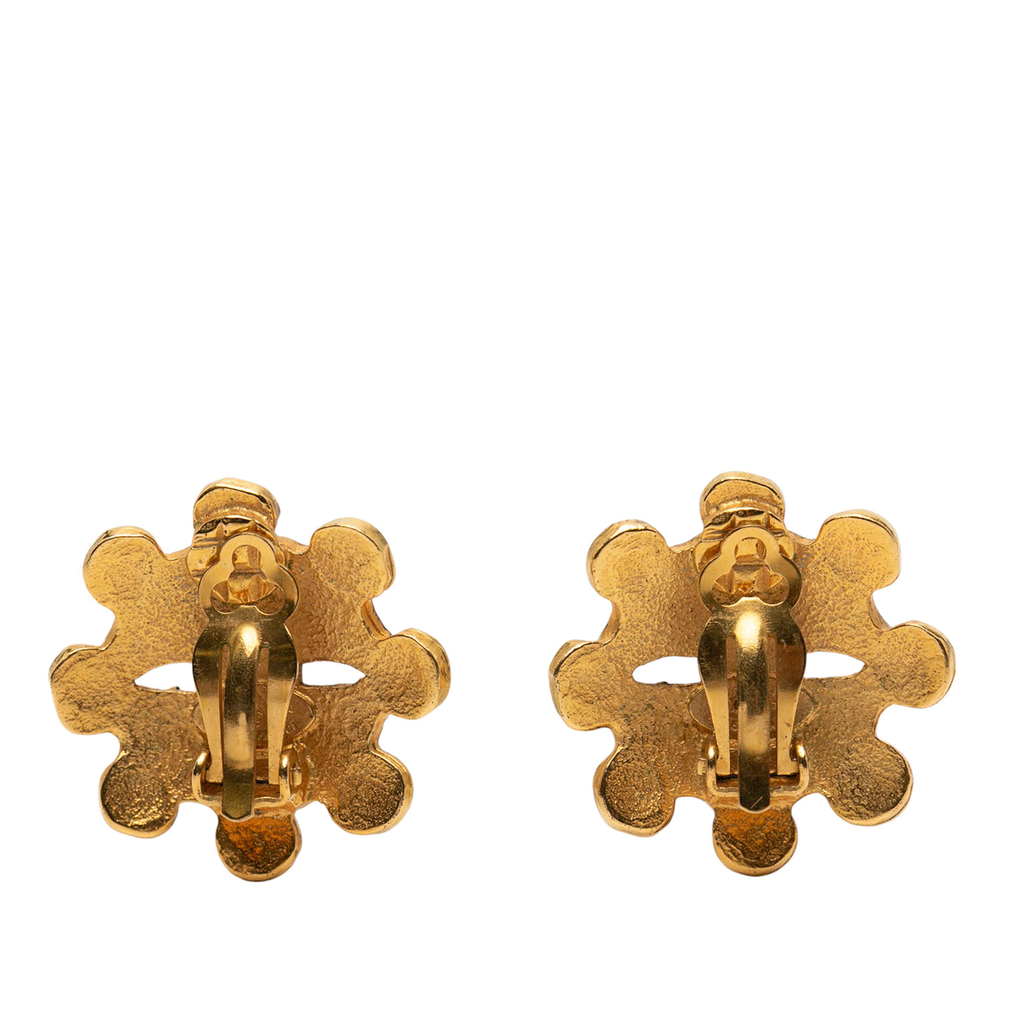 Chanel Cc Gold Plated Flower Clip On Earrings, från Luxclusif, i färgen gold. Klicka för att öppna bilden i stort format