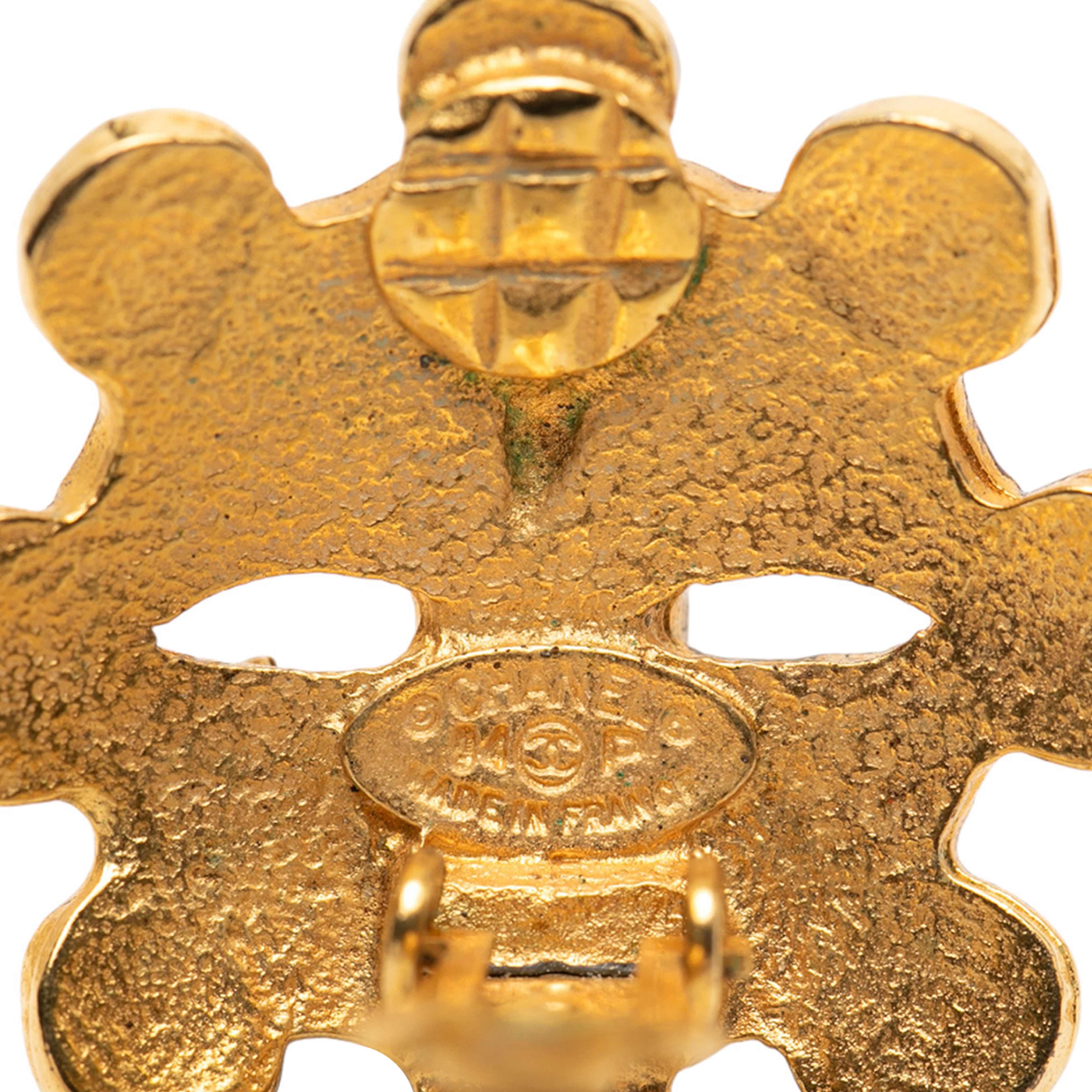 Chanel Cc Gold Plated Flower Clip On Earrings, från Luxclusif, i färgen gold. Klicka för att öppna bilden i stort format