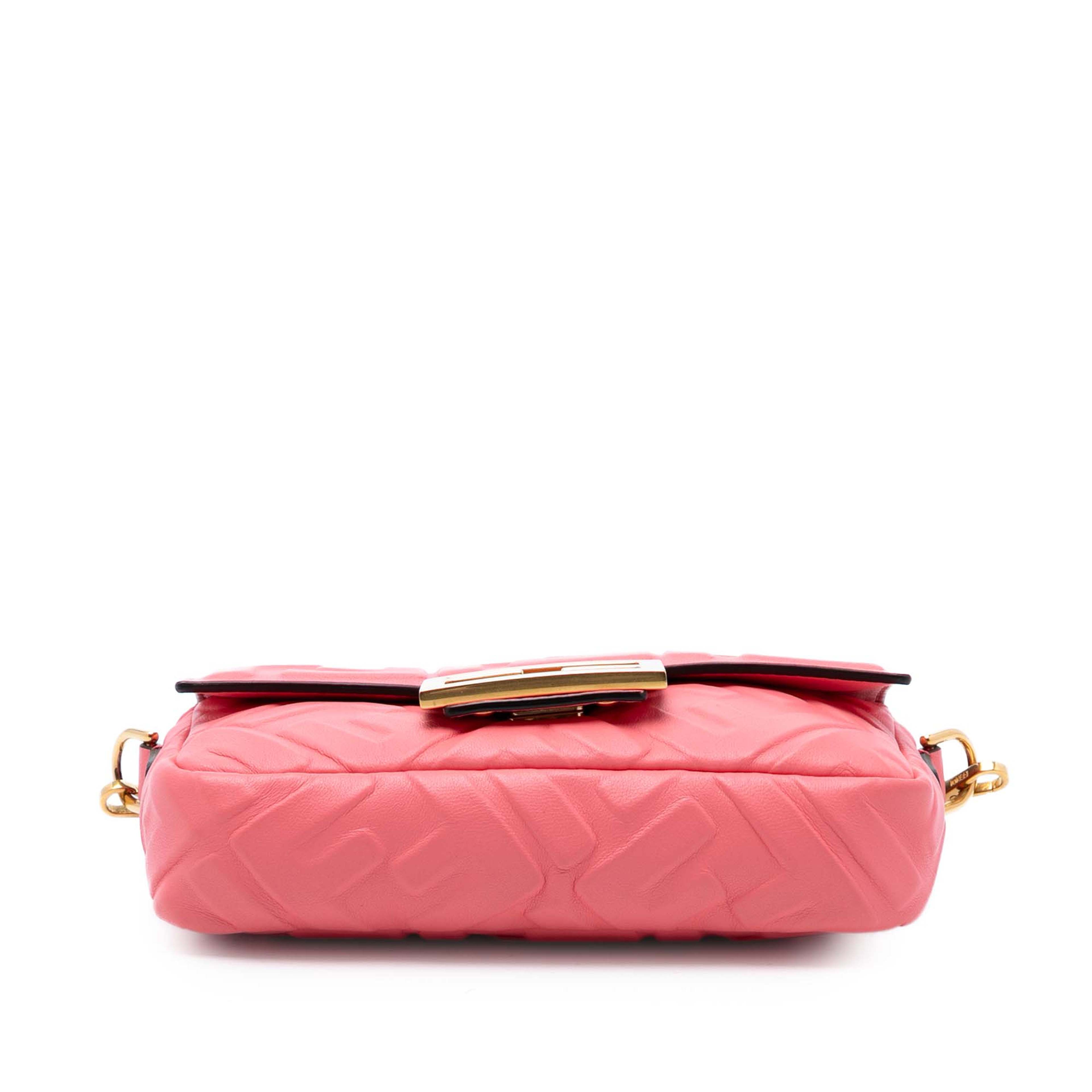 Fendi Mini Zucca Embossed Leather Baguette Satchel, från Luxclusif, i färgen salmon. Klicka för att öppna bilden i stort format