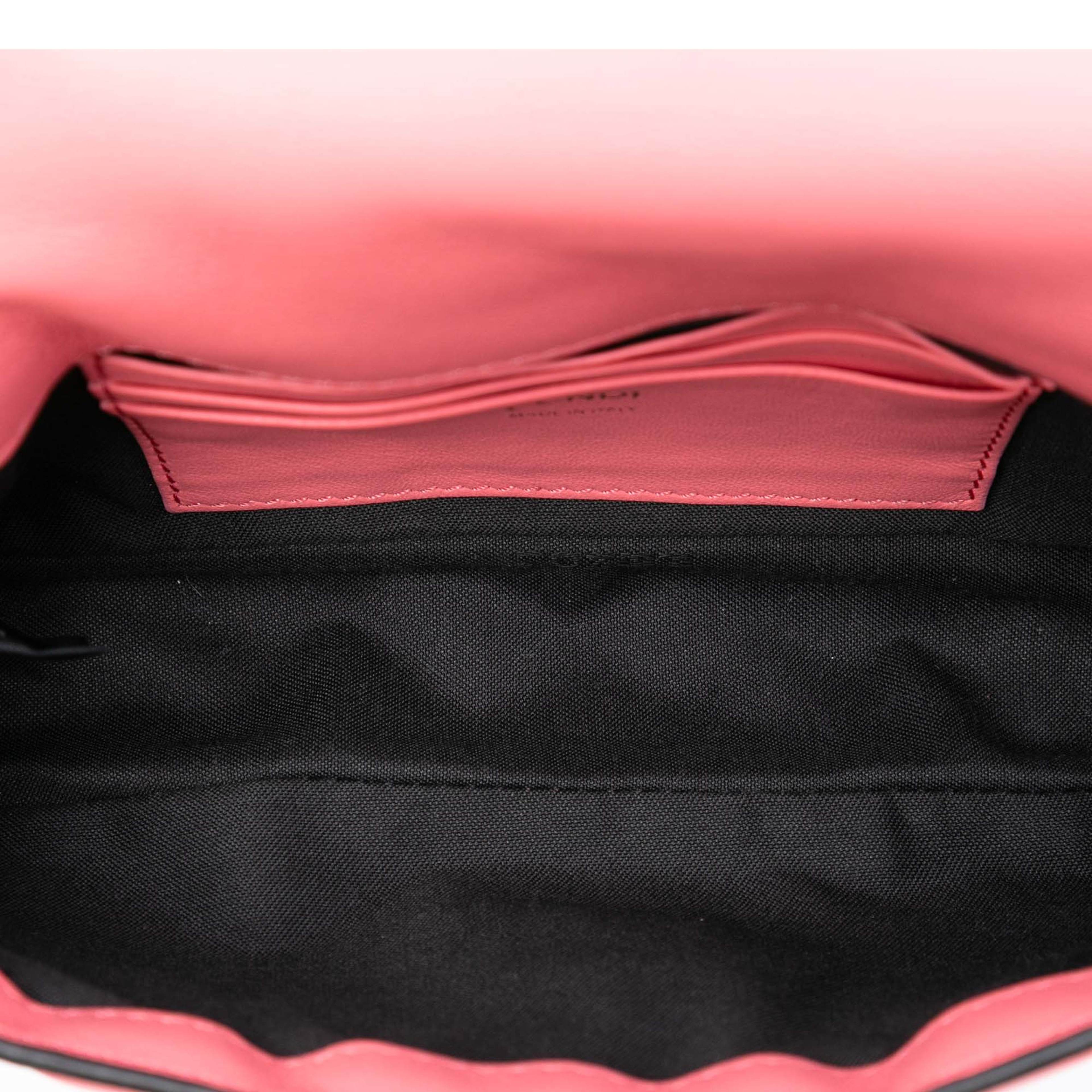 Fendi Mini Zucca Embossed Leather Baguette Satchel, från Luxclusif, i färgen salmon. Klicka för att öppna bilden i stort format