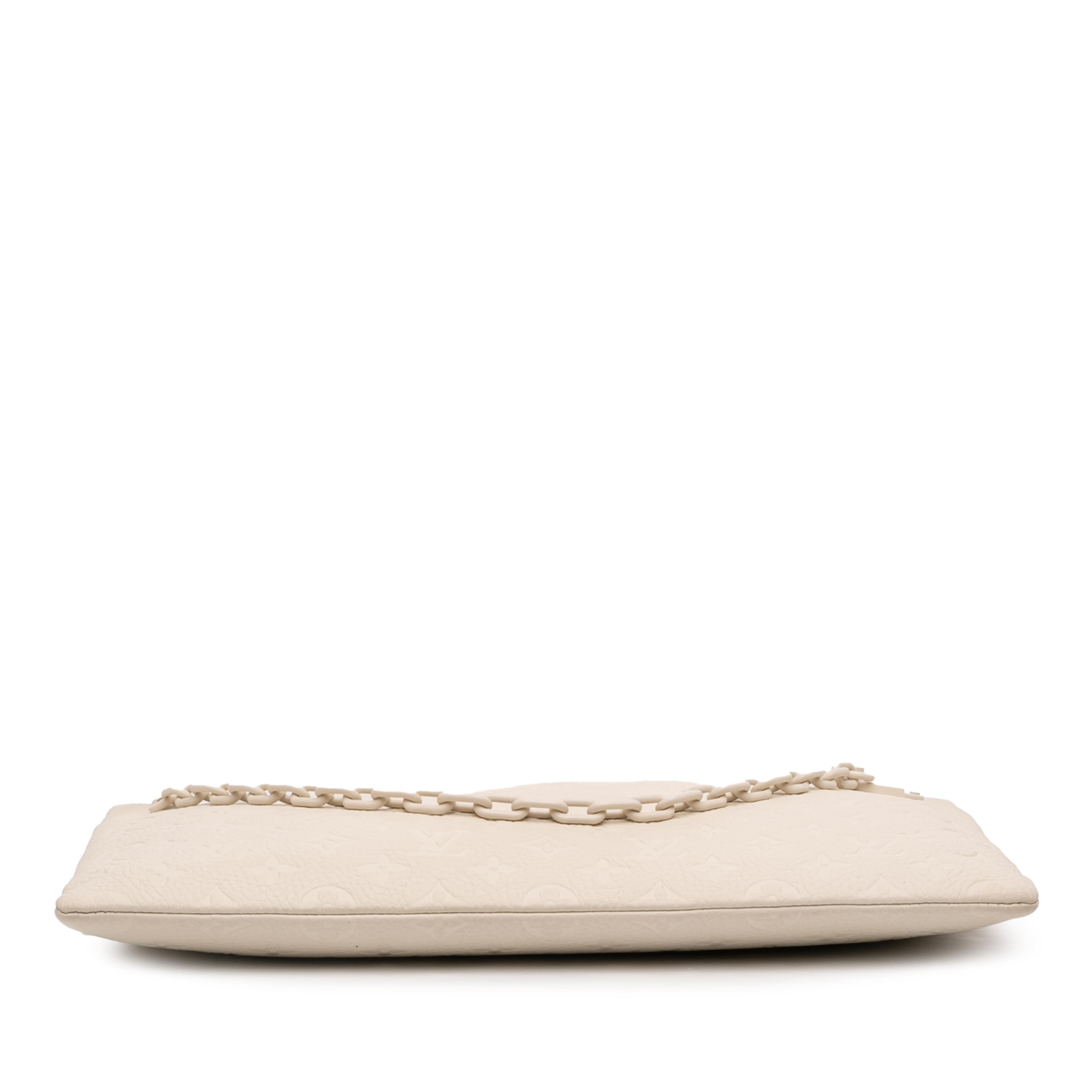 Louis Vuitton Monogram Taurillon A4 Pouch, från Luxclusif, i färgen white. Klicka för att öppna bilden i stort format