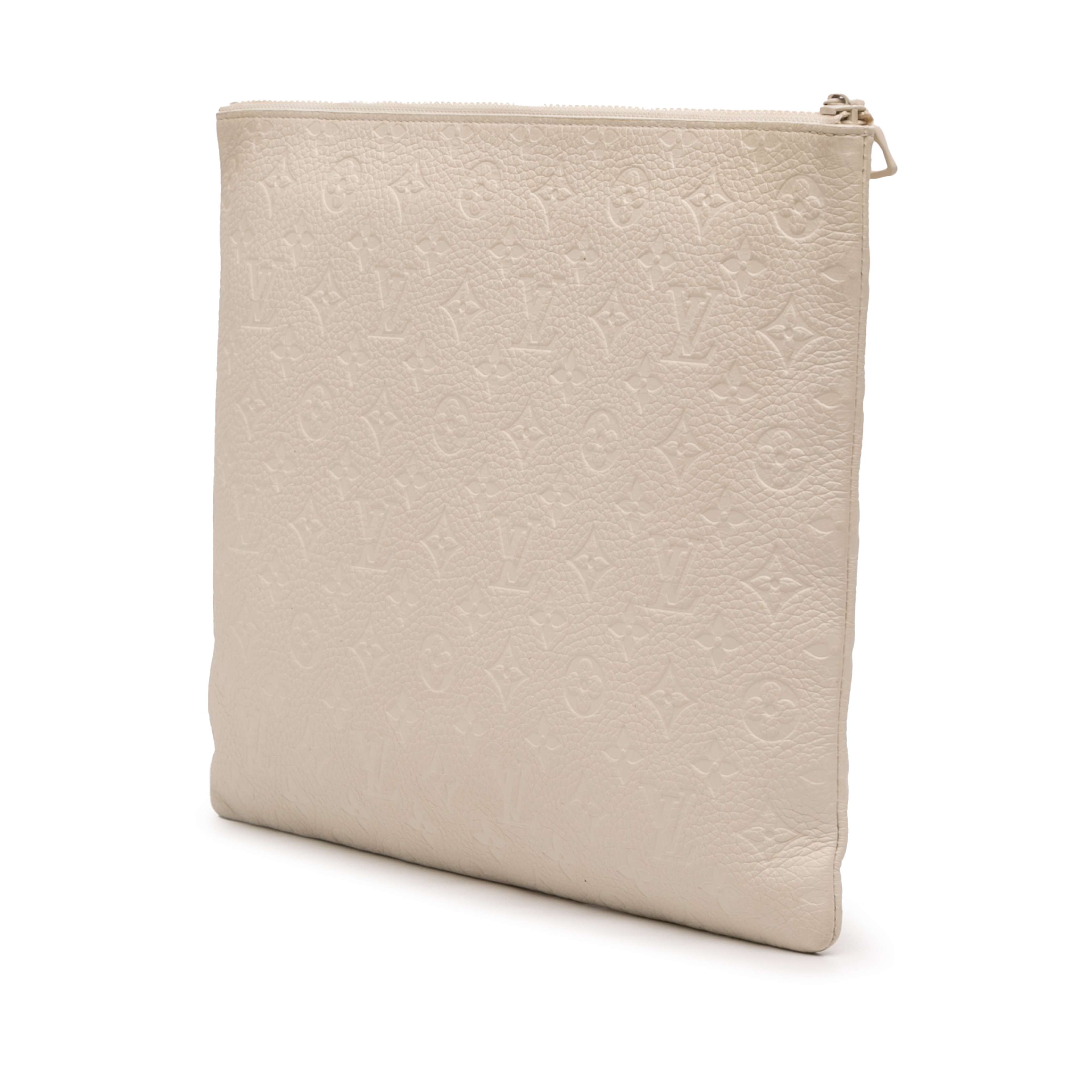 Louis Vuitton Monogram Taurillon A4 Pouch, från Luxclusif, i färgen white. Klicka för att öppna bilden i stort format