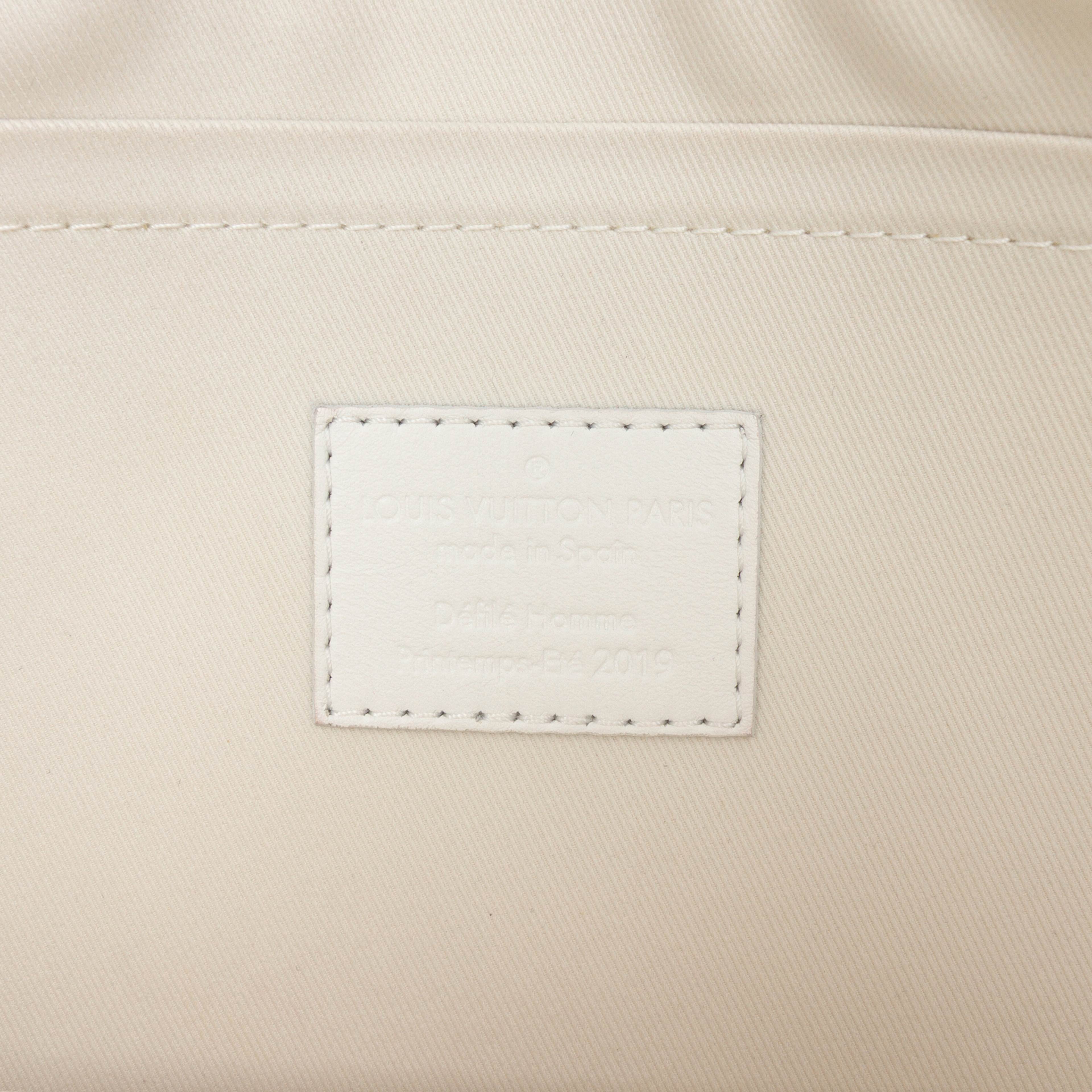 Louis Vuitton Monogram Taurillon A4 Pouch, från Luxclusif, i färgen white. Klicka för att öppna bilden i stort format