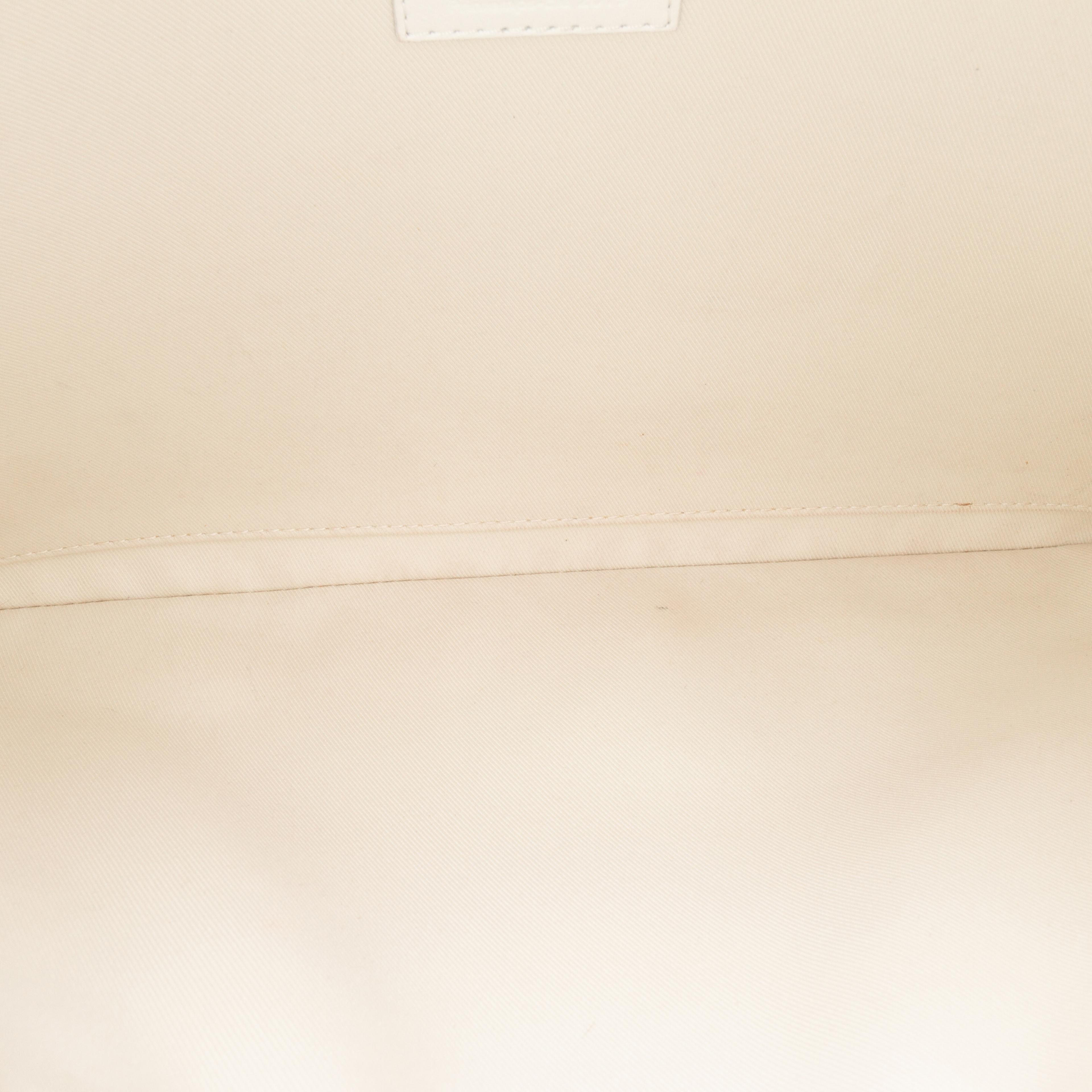 Louis Vuitton Monogram Taurillon A4 Pouch, från Luxclusif, i färgen white. Klicka för att öppna bilden i stort format