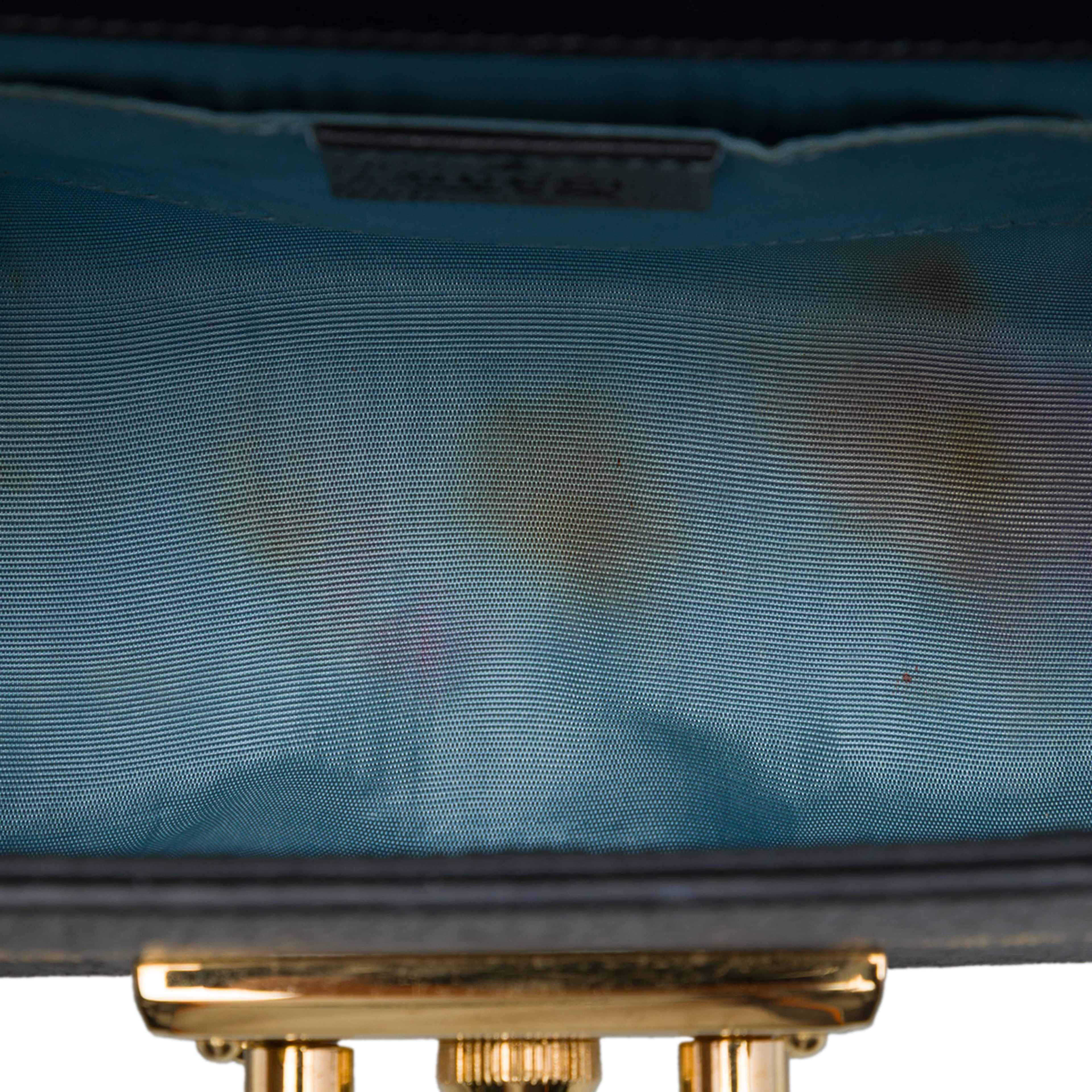 Gucci Small Calfskin Bee Star Padlock Crossbody, från Luxclusif, i färgen svart. Klicka för att öppna bilden i stort format
