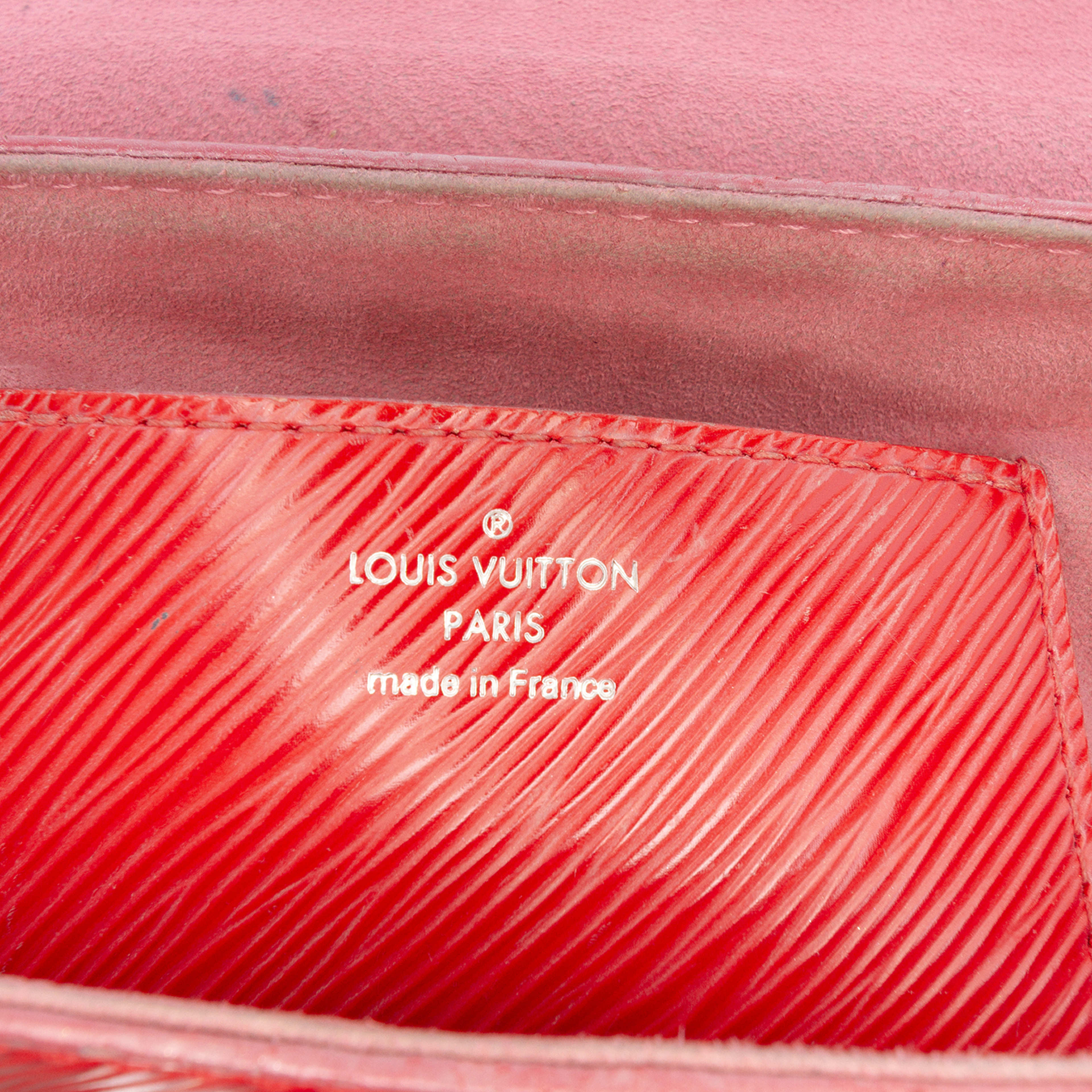 Louis Vuitton Epi Twist Mm, från Luxclusif, i färgen red. Klicka för att öppna bilden i stort format