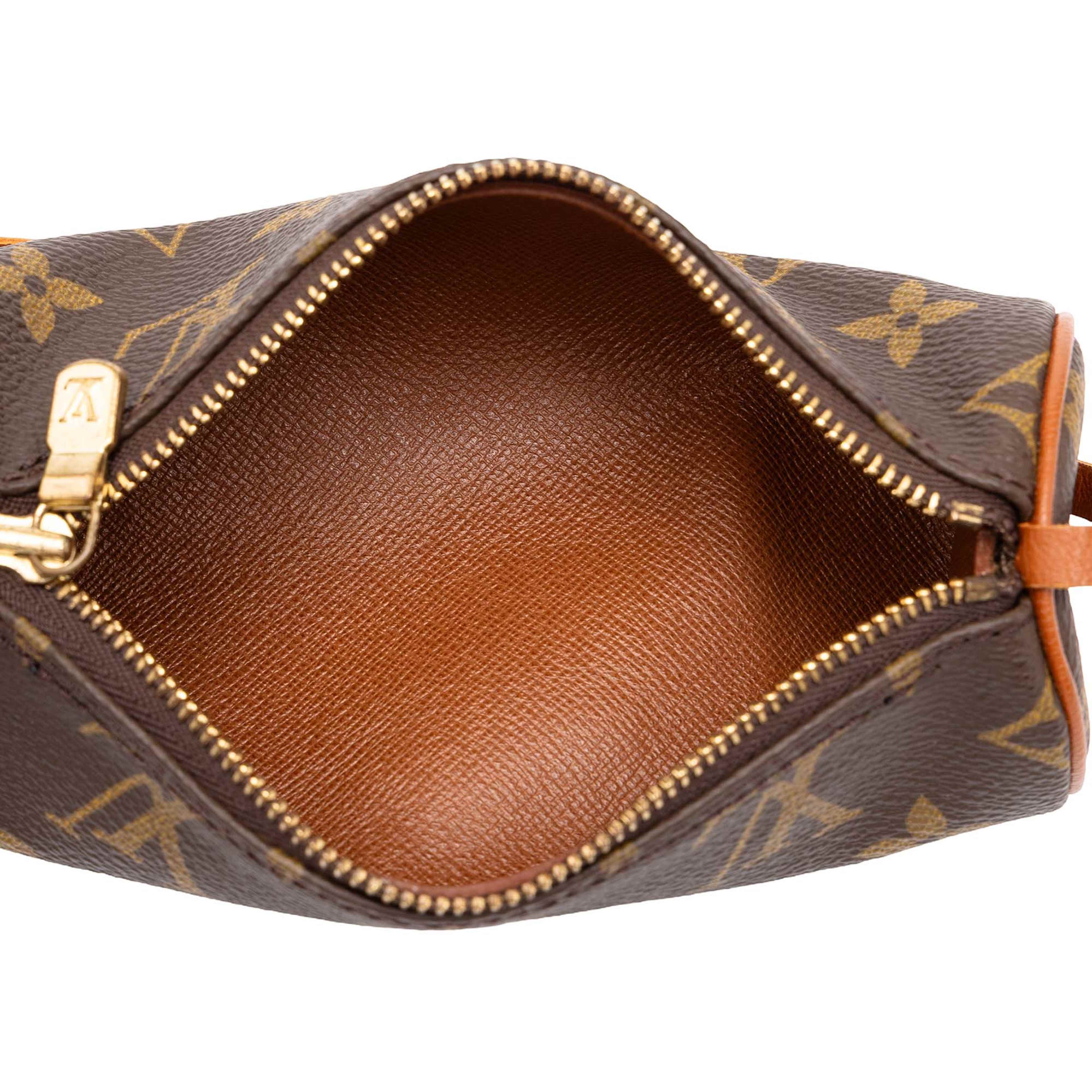Louis Vuitton Monogram Papillon Pochette, från Luxclusif, i färgen brun. Klicka för att öppna bilden i stort format