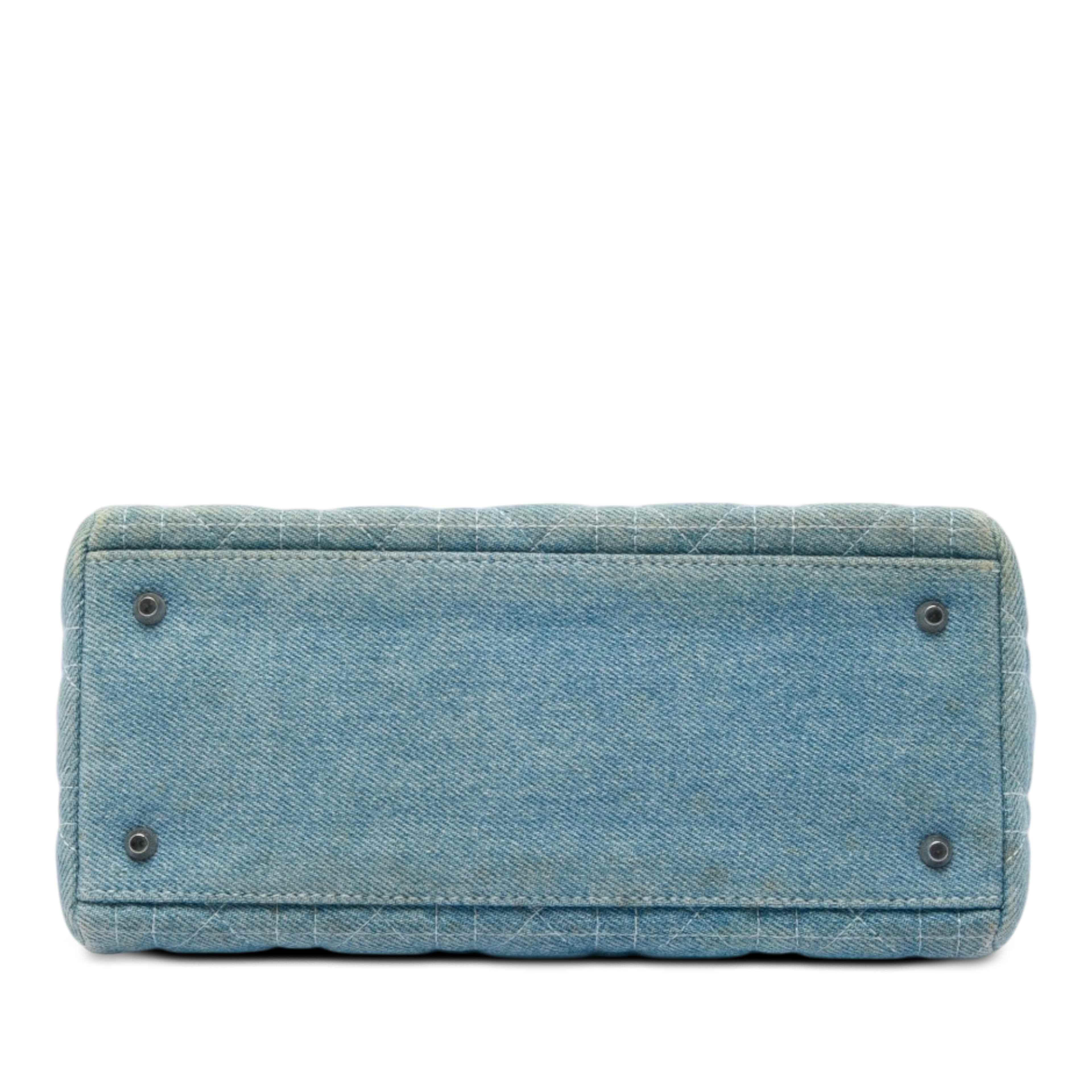 Dior Medium Denim Cannage Acrylic Handles Lady Dior, från Luxclusif, i färgen blå. Klicka för att öppna bilden i stort format