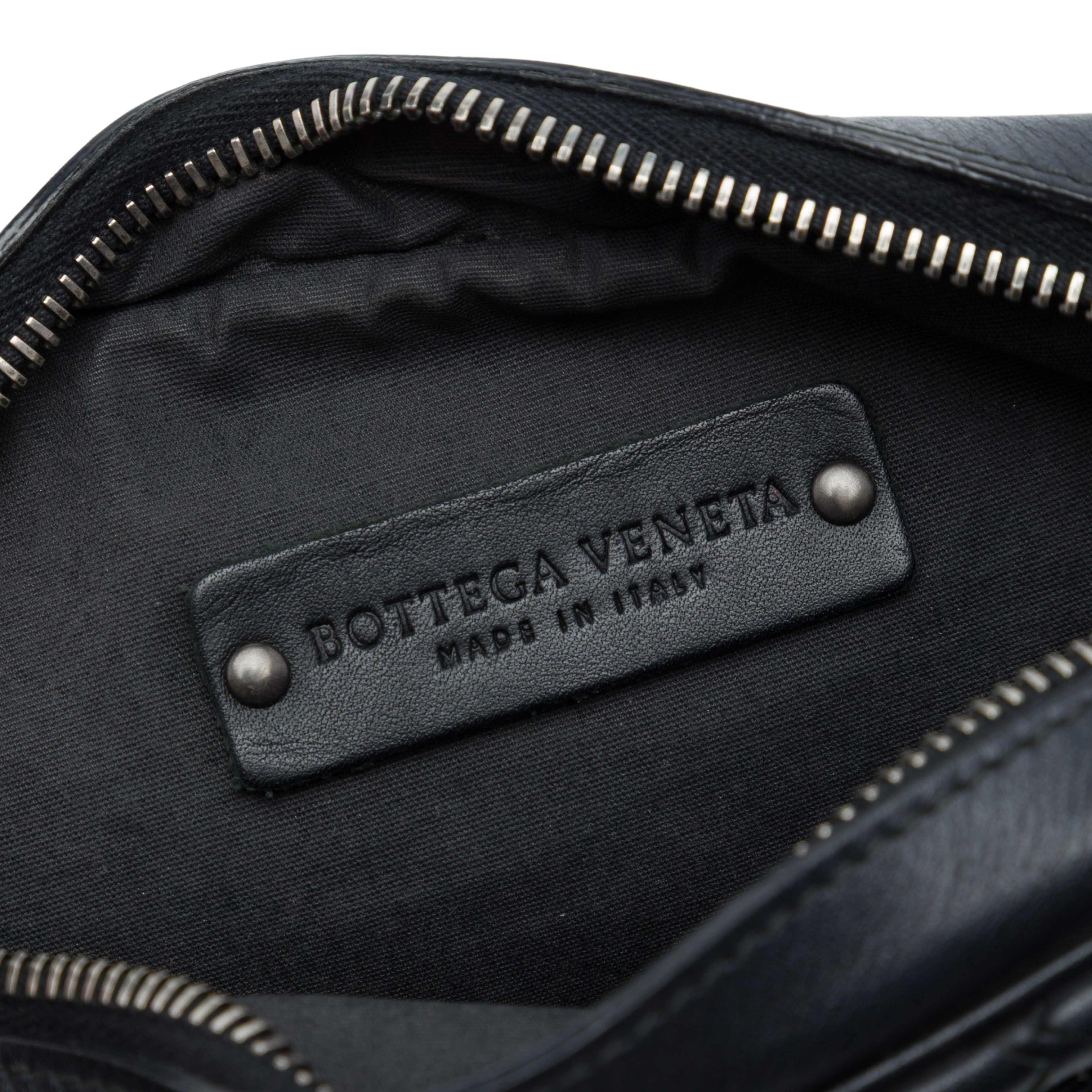 Bottega Veneta Nappa Intrecciato Camera Bag, från Luxclusif, i färgen svart. Klicka för att öppna bilden i stort format