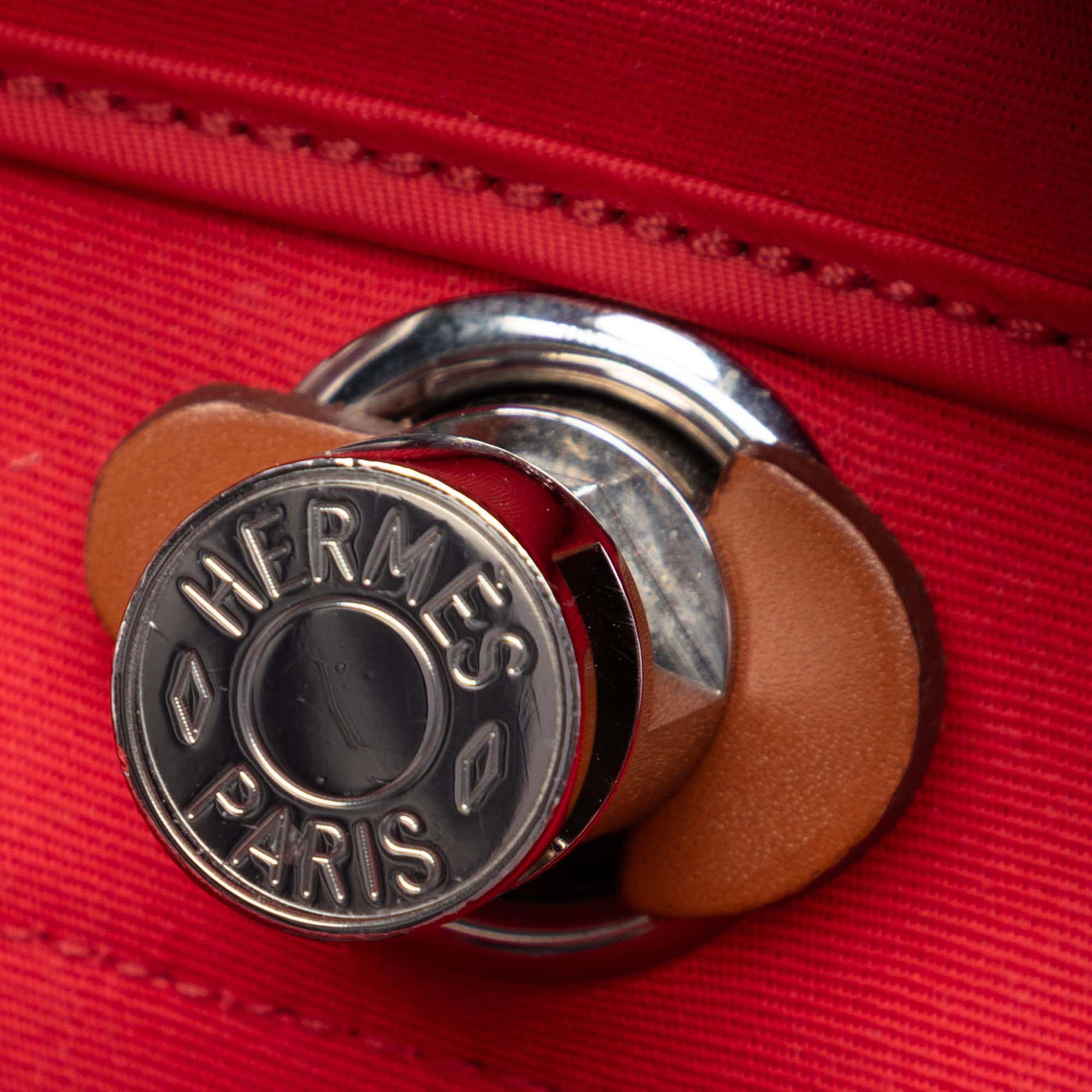 Hermès Toile Herbag Zip 31, från Luxclusif, i färgen red. Klicka för att öppna bilden i stort format