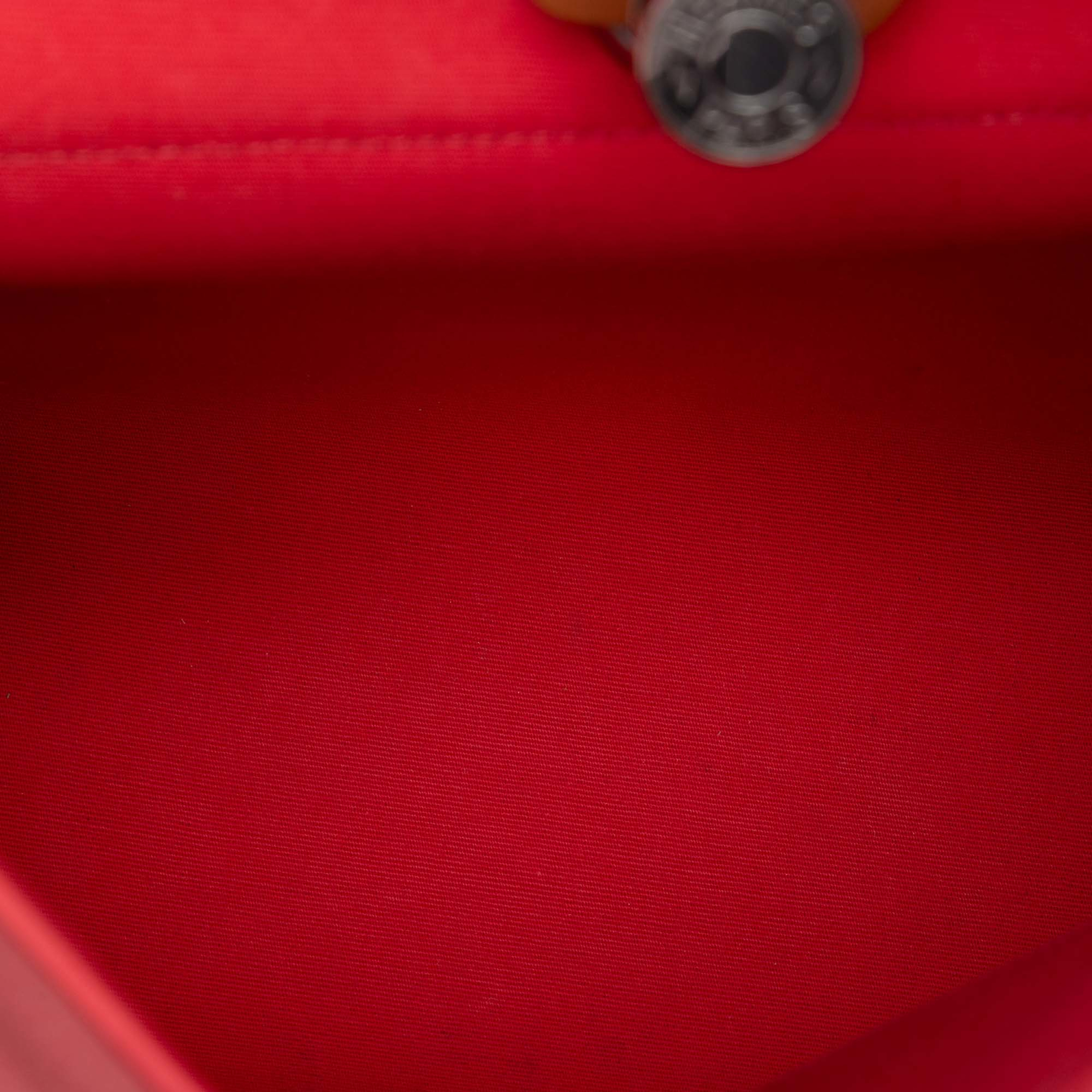 Hermès Toile Herbag Zip 31, från Luxclusif, i färgen red. Klicka för att öppna bilden i stort format