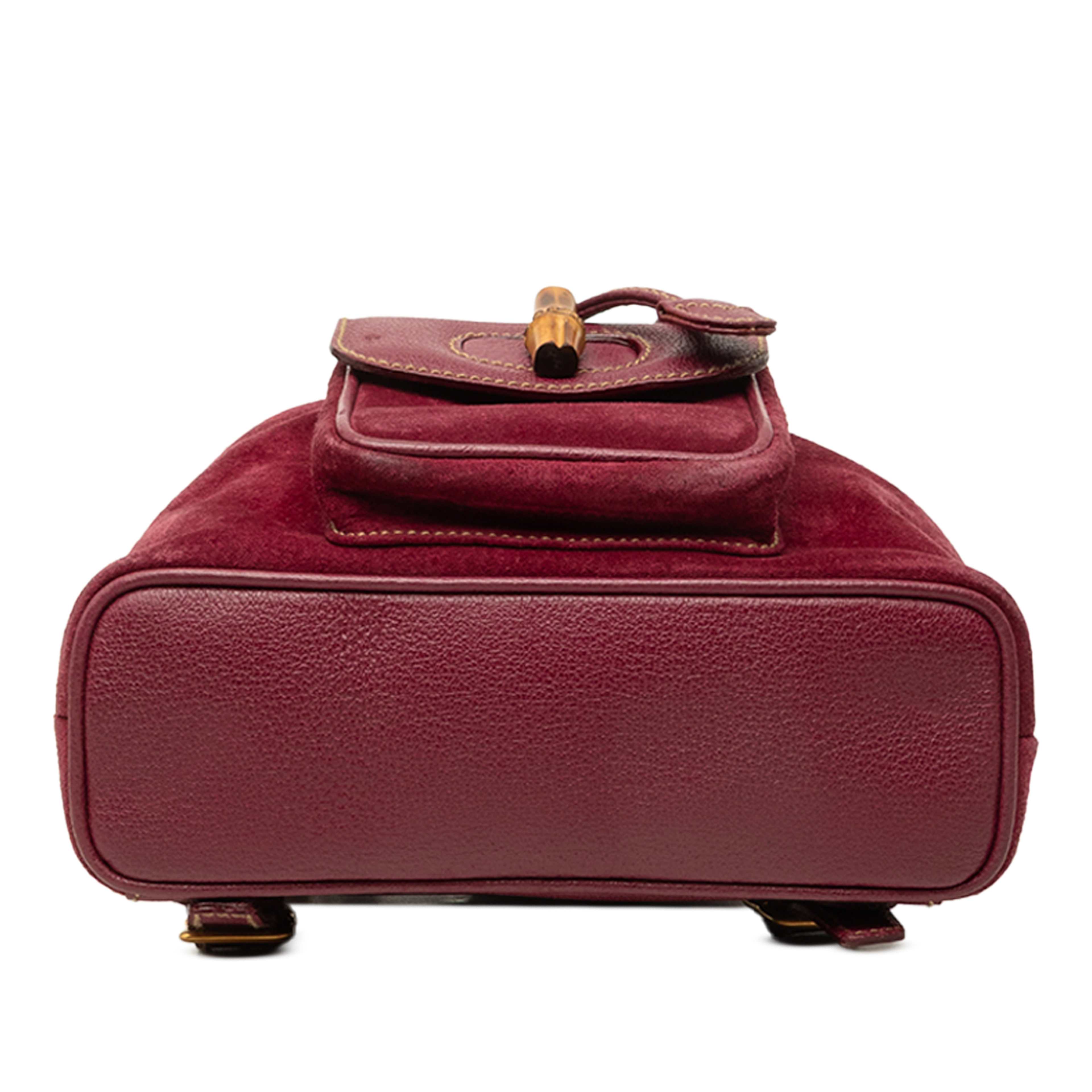 Gucci Mini Suede Bamboo Drawstring Backpack, från Luxclusif, i färgen röd. Klicka för att öppna bilden i stort format