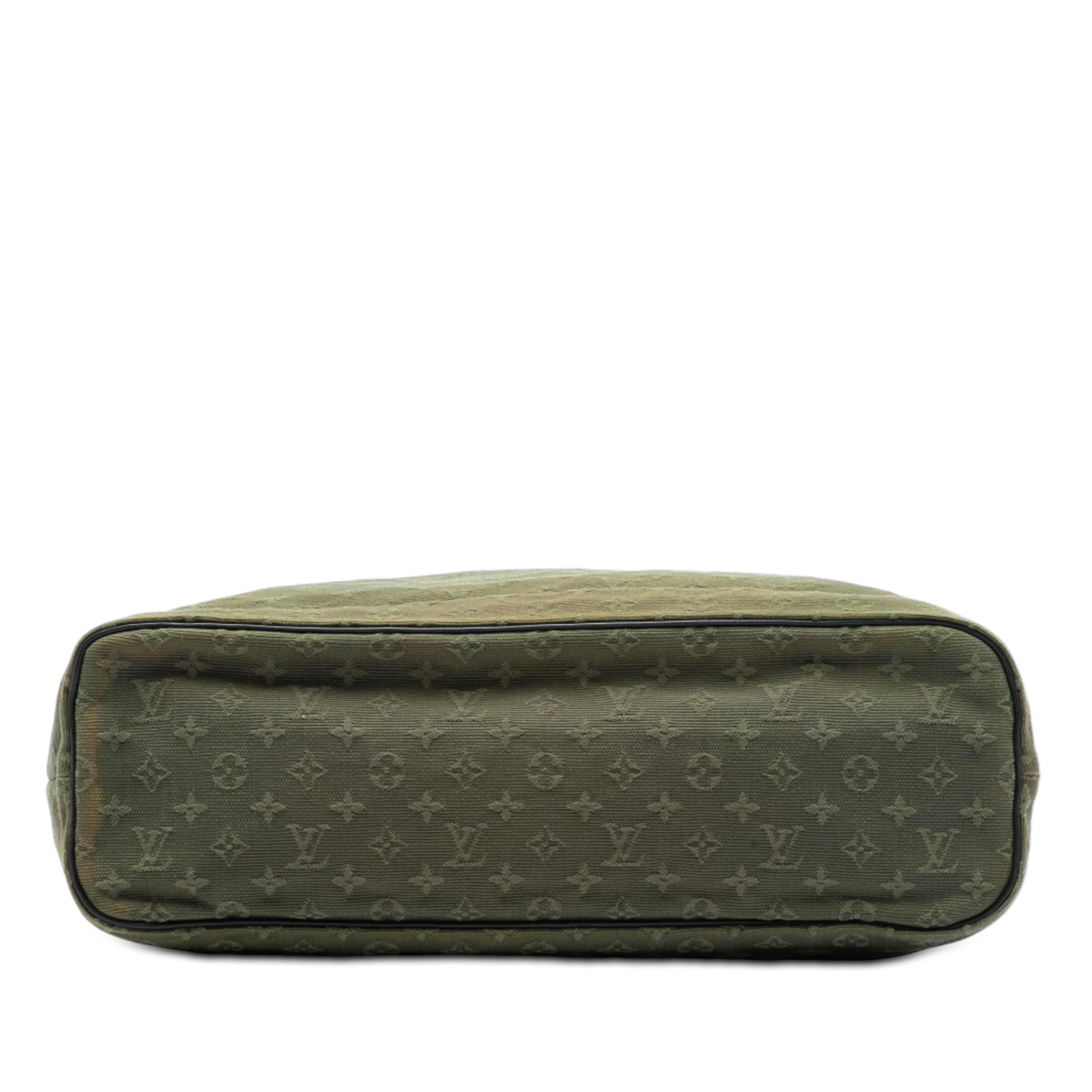 Louis Vuitton Monogram Mini Lin Lucille Gm, från Luxclusif, i färgen grön. Klicka för att öppna bilden i stort format