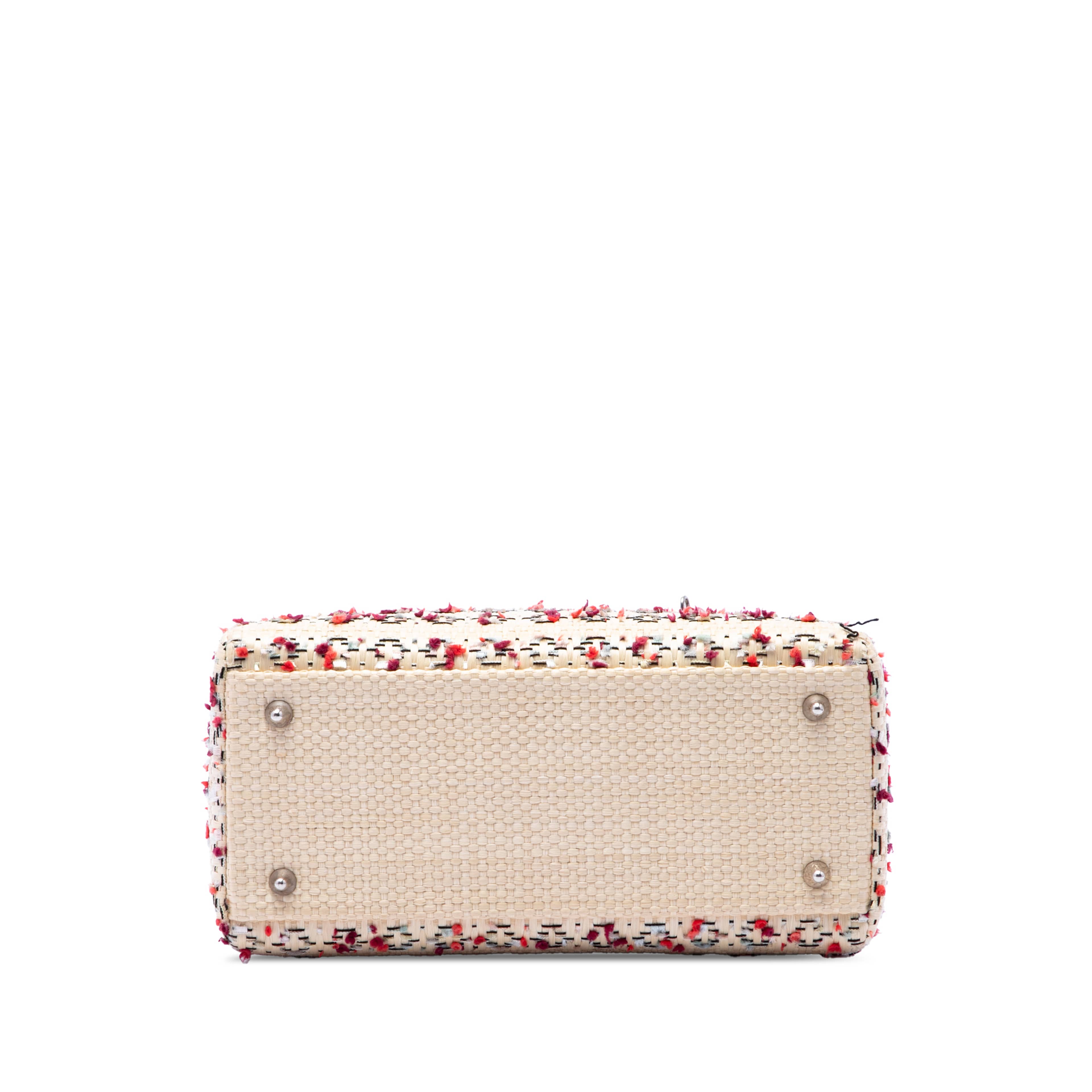 Dior Medium Woven Raffia Lady Dior, från Luxclusif, i färgen beige. Klicka för att öppna bilden i stort format