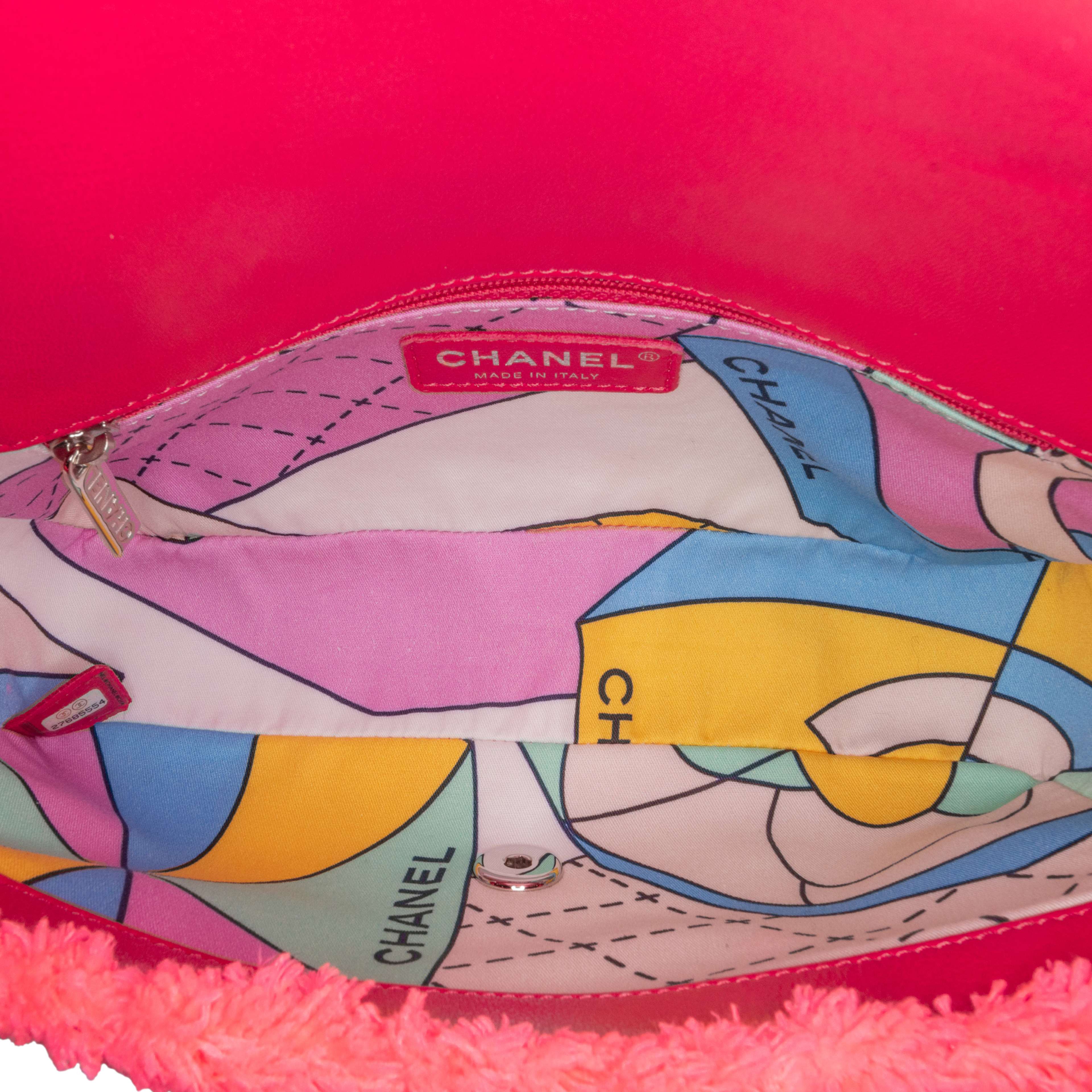 Chanel Medium Quilted Terry Cloth Coco Beach Flap, från Luxclusif, i färgen hot pink. Klicka för att öppna bilden i stort format