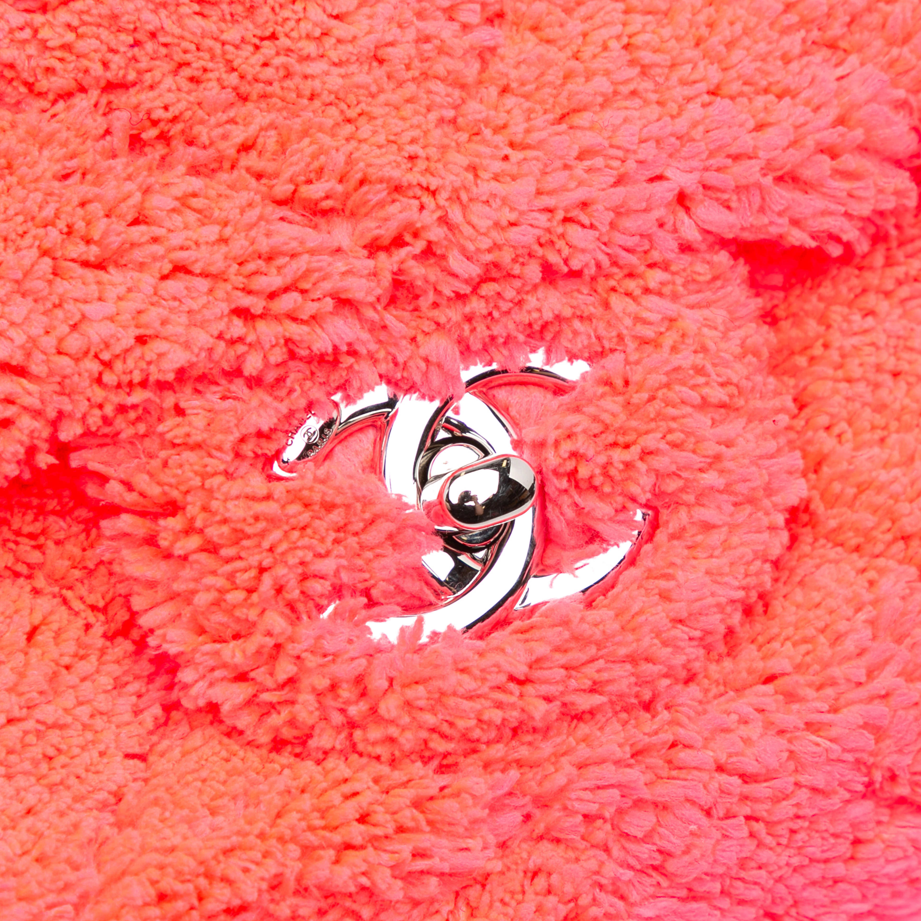 Chanel Medium Quilted Terry Cloth Coco Beach Flap, från Luxclusif, i färgen hot pink. Klicka för att öppna bilden i stort format