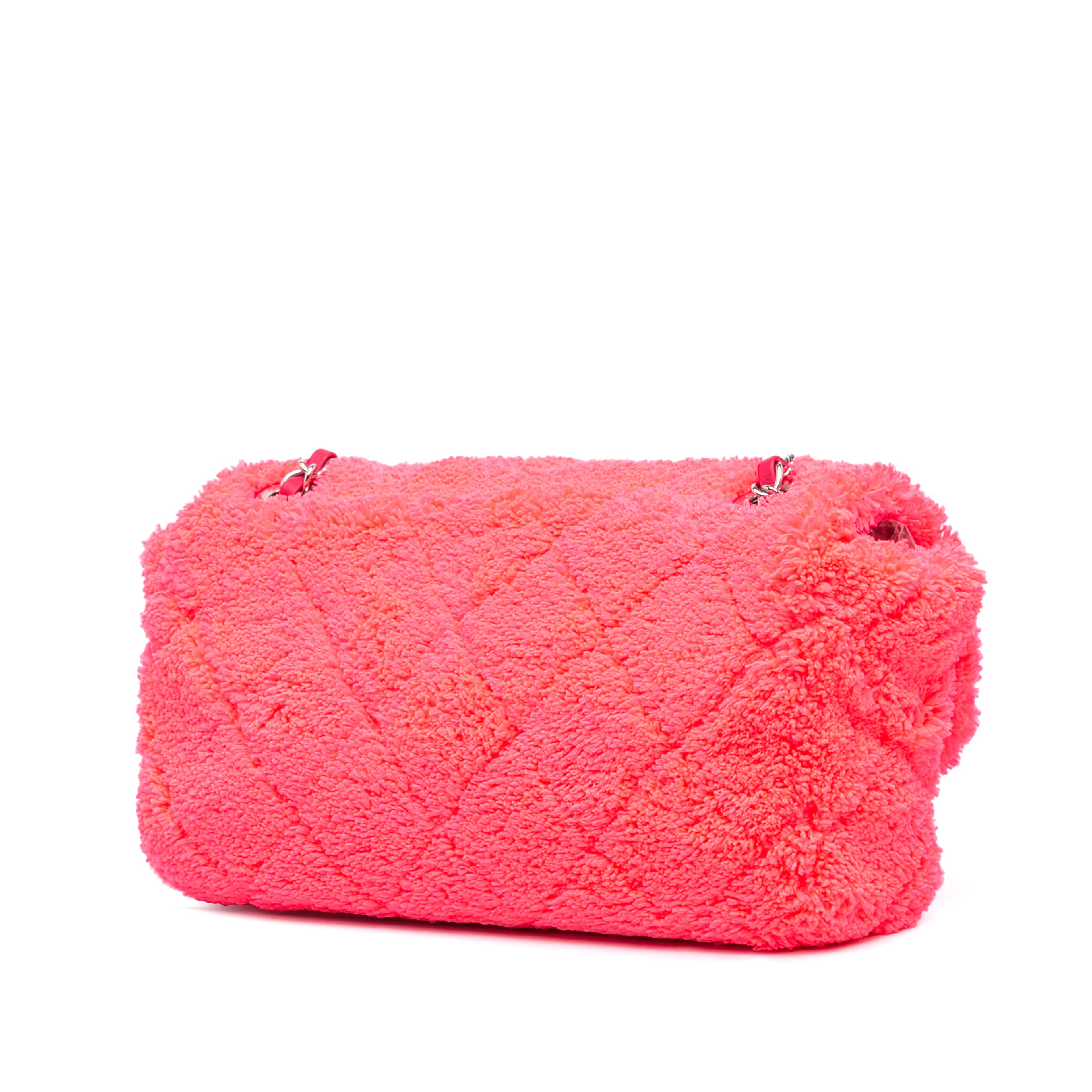 Chanel Medium Quilted Terry Cloth Coco Beach Flap, från Luxclusif, i färgen hot pink. Klicka för att öppna bilden i stort format