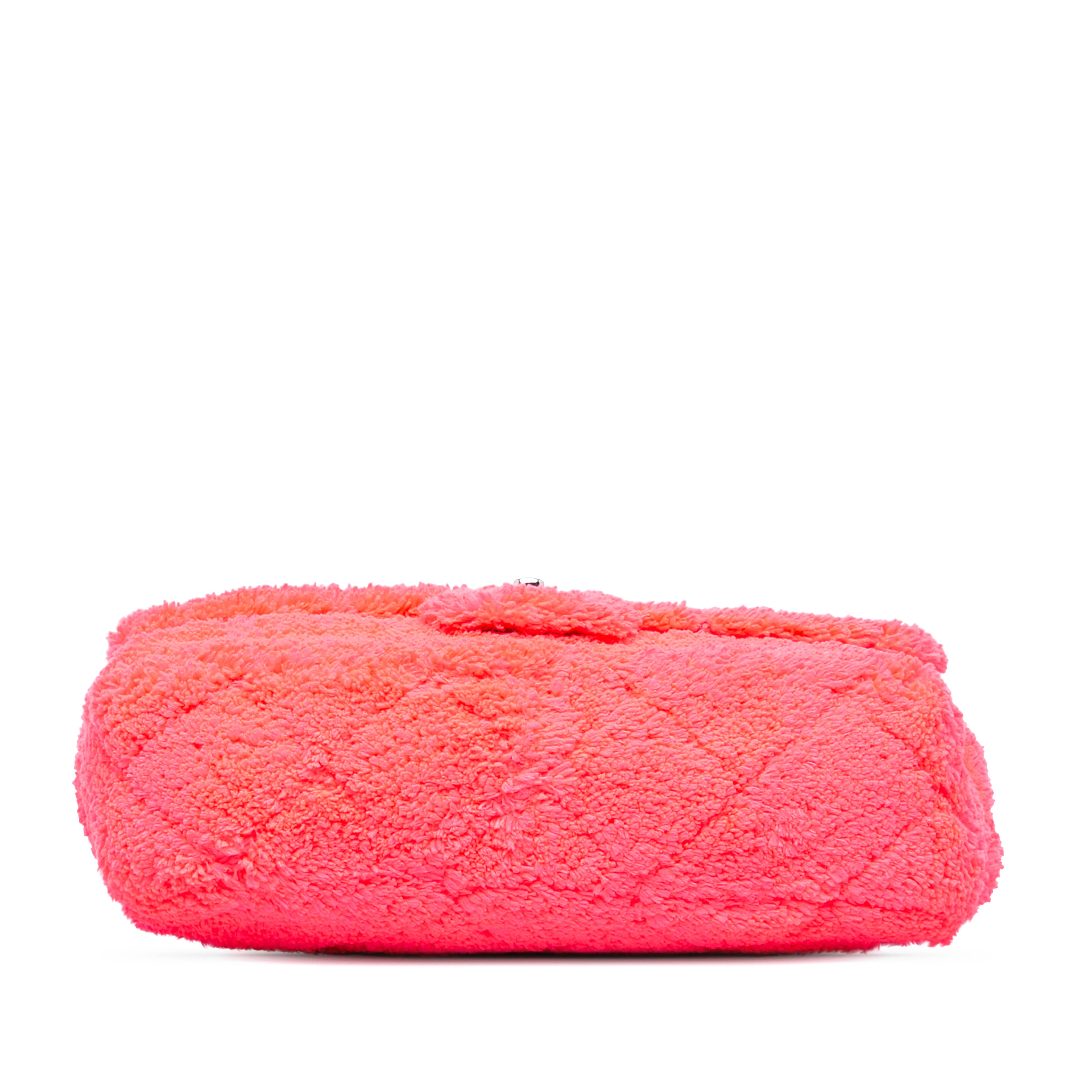 Chanel Medium Quilted Terry Cloth Coco Beach Flap, från Luxclusif, i färgen hot pink. Klicka för att öppna bilden i stort format