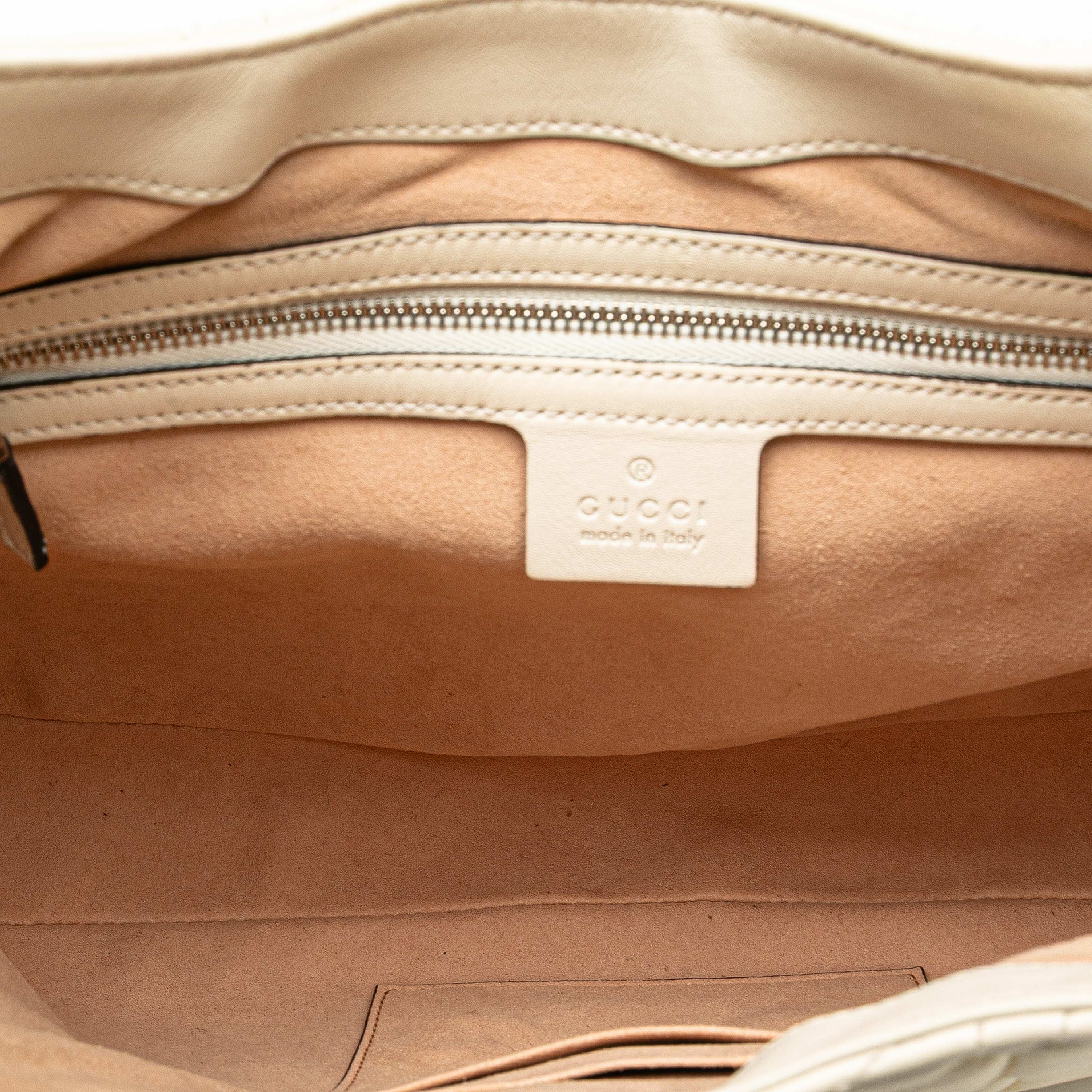 Gucci Quilted Leather Dionysus Web Hobo, från Luxclusif, i färgen white. Klicka för att öppna bilden i stort format