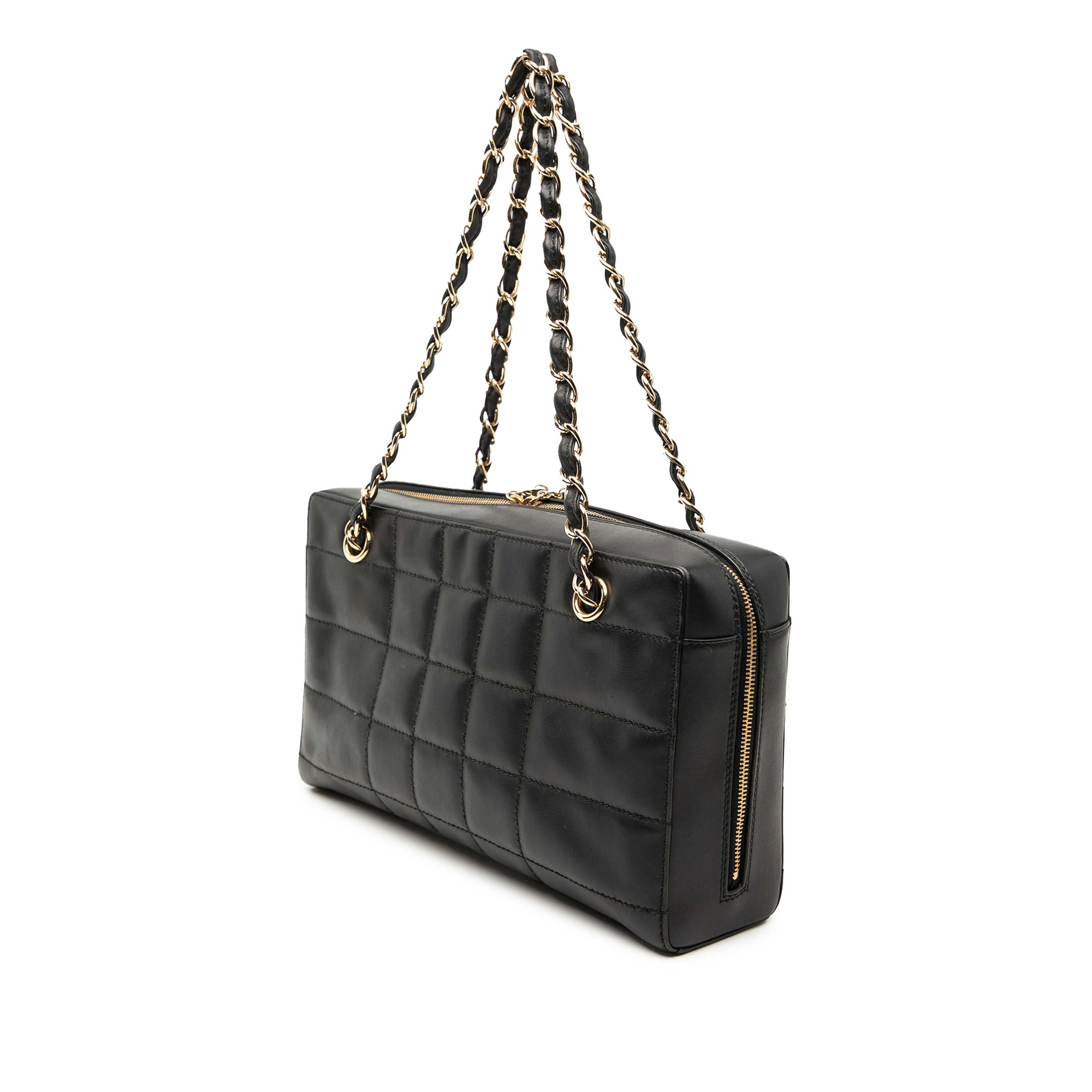Chanel Cc Choco Bar Lambskin Chain Shoulder Bag, från Luxclusif, i färgen black. Klicka för att öppna bilden i stort format