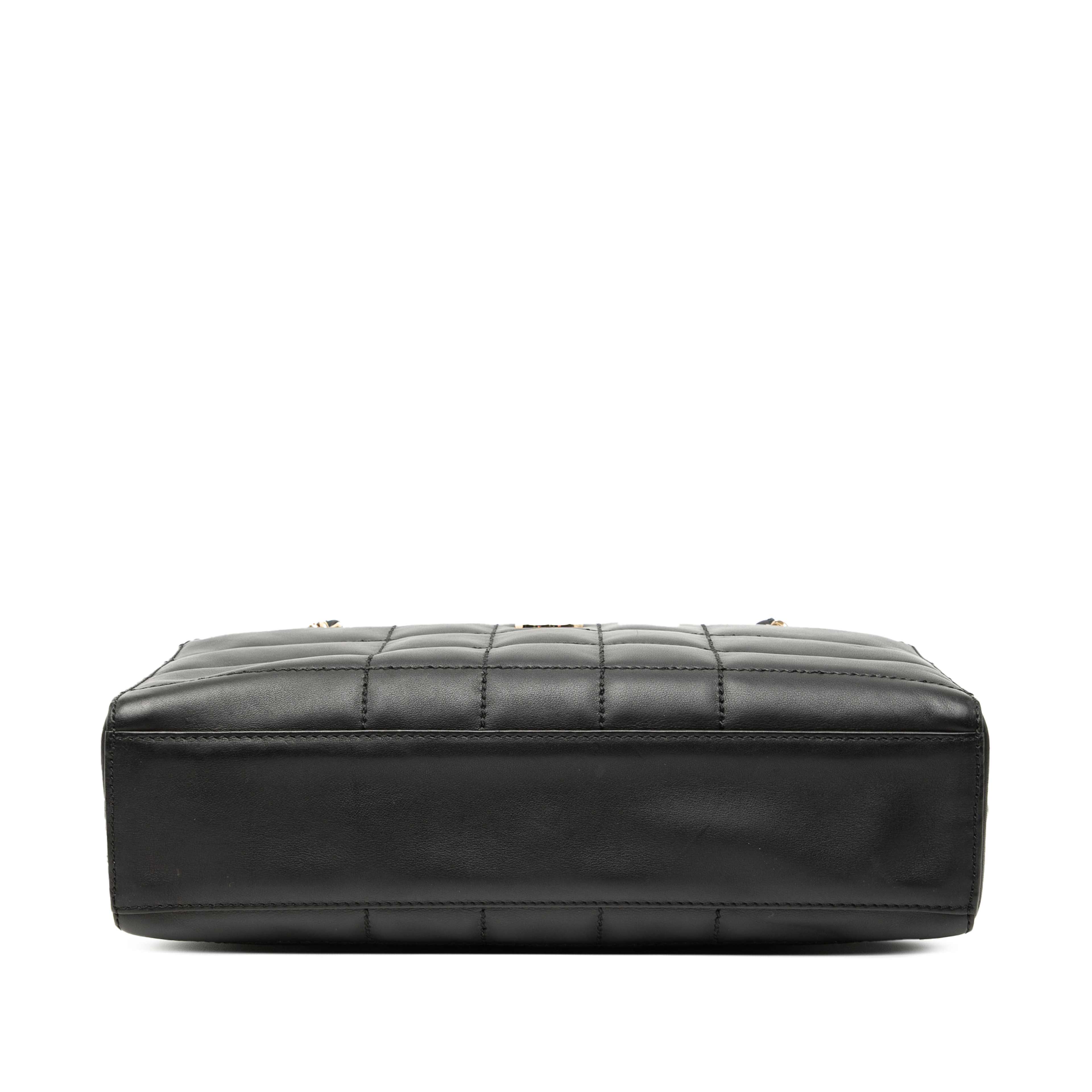 Chanel Cc Choco Bar Lambskin Chain Shoulder Bag, från Luxclusif, i färgen black. Klicka för att öppna bilden i stort format