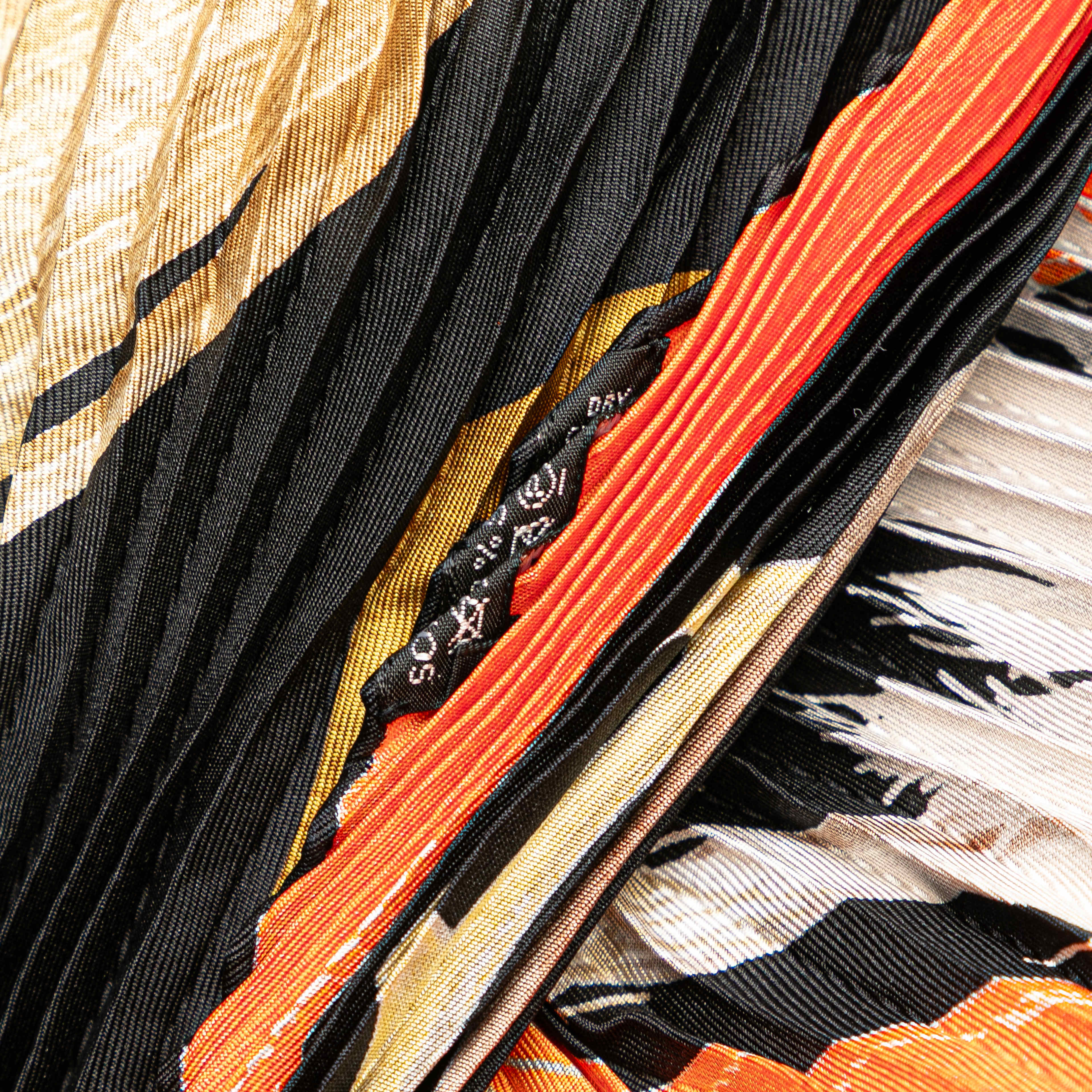 Hermès Silk Projets Carres Plisse Scarf, från Luxclusif, i färgen black. Klicka för att öppna bilden i stort format