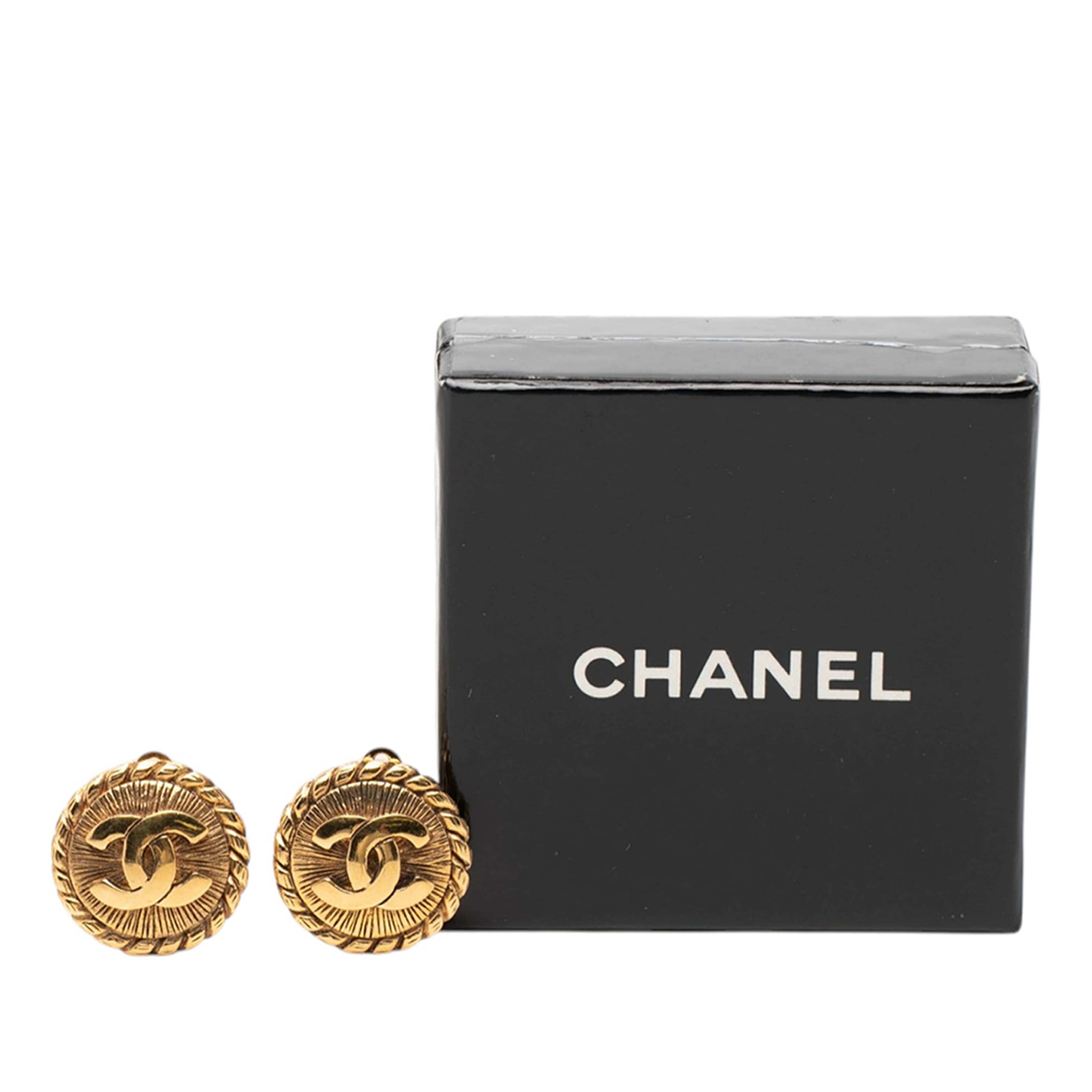 Chanel Gold Plated Cc Round Clip On Earrings, från Luxclusif, i färgen gold. Klicka för att öppna bilden i stort format