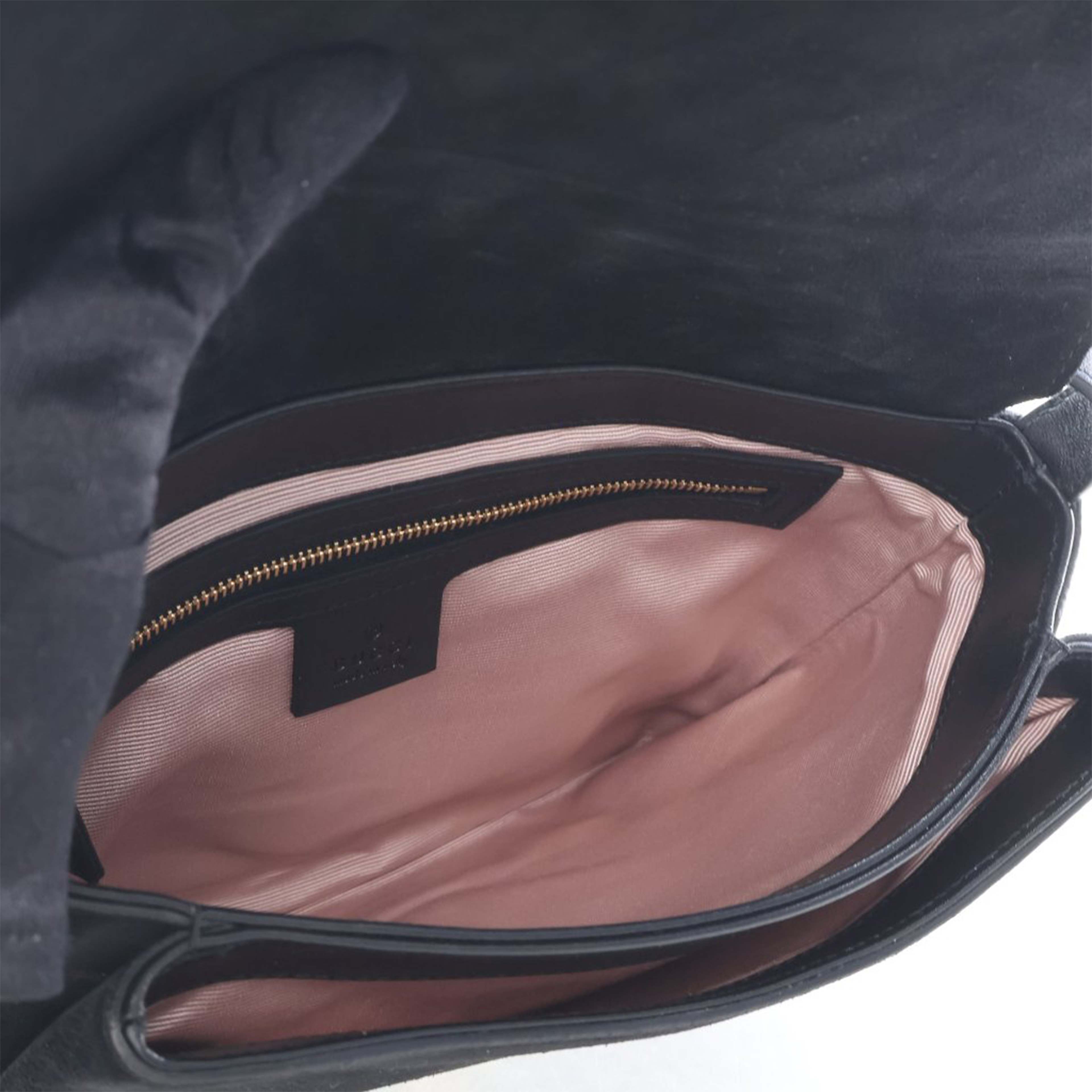 Gucci Medium Suede Arli Crossbody, från Luxclusif, i färgen black. Klicka för att öppna bilden i stort format