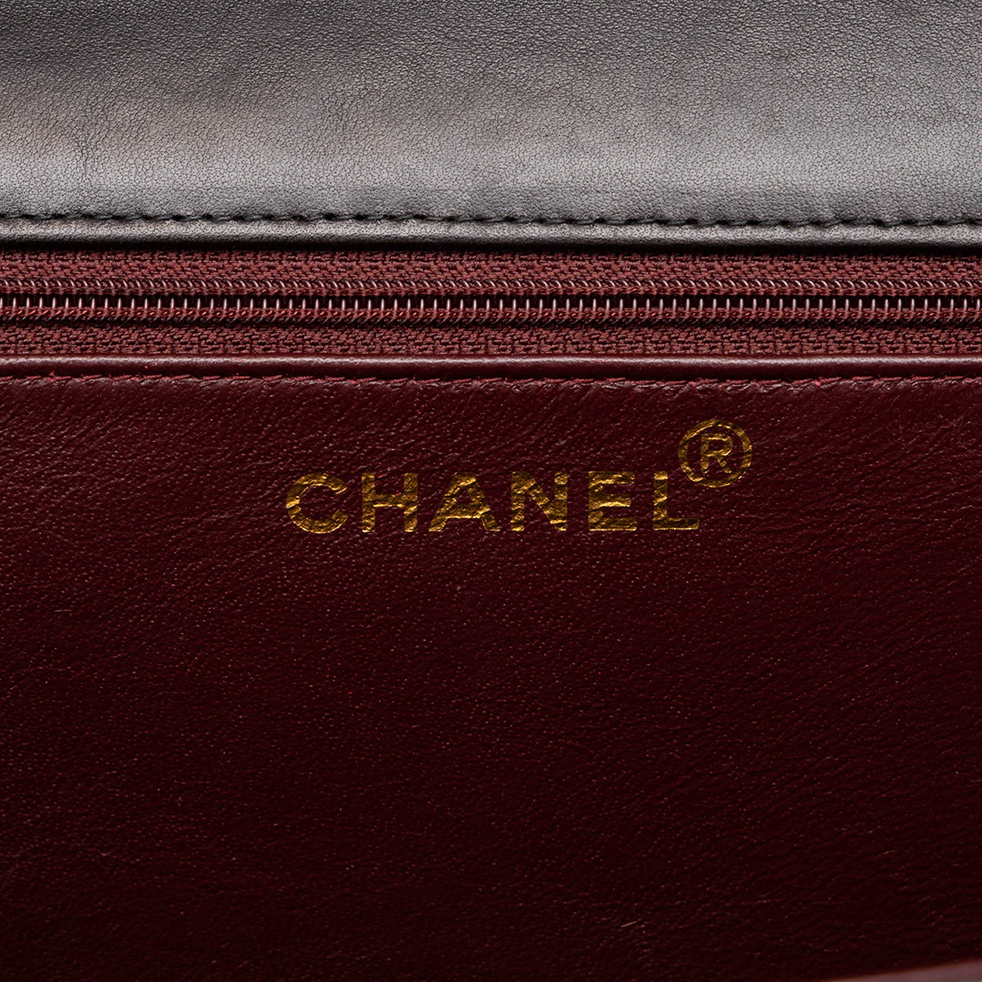 Chanel Medium Cc Quilted Lambskin Full Flap, från Luxclusif, i färgen svart. Klicka för att öppna bilden i stort format