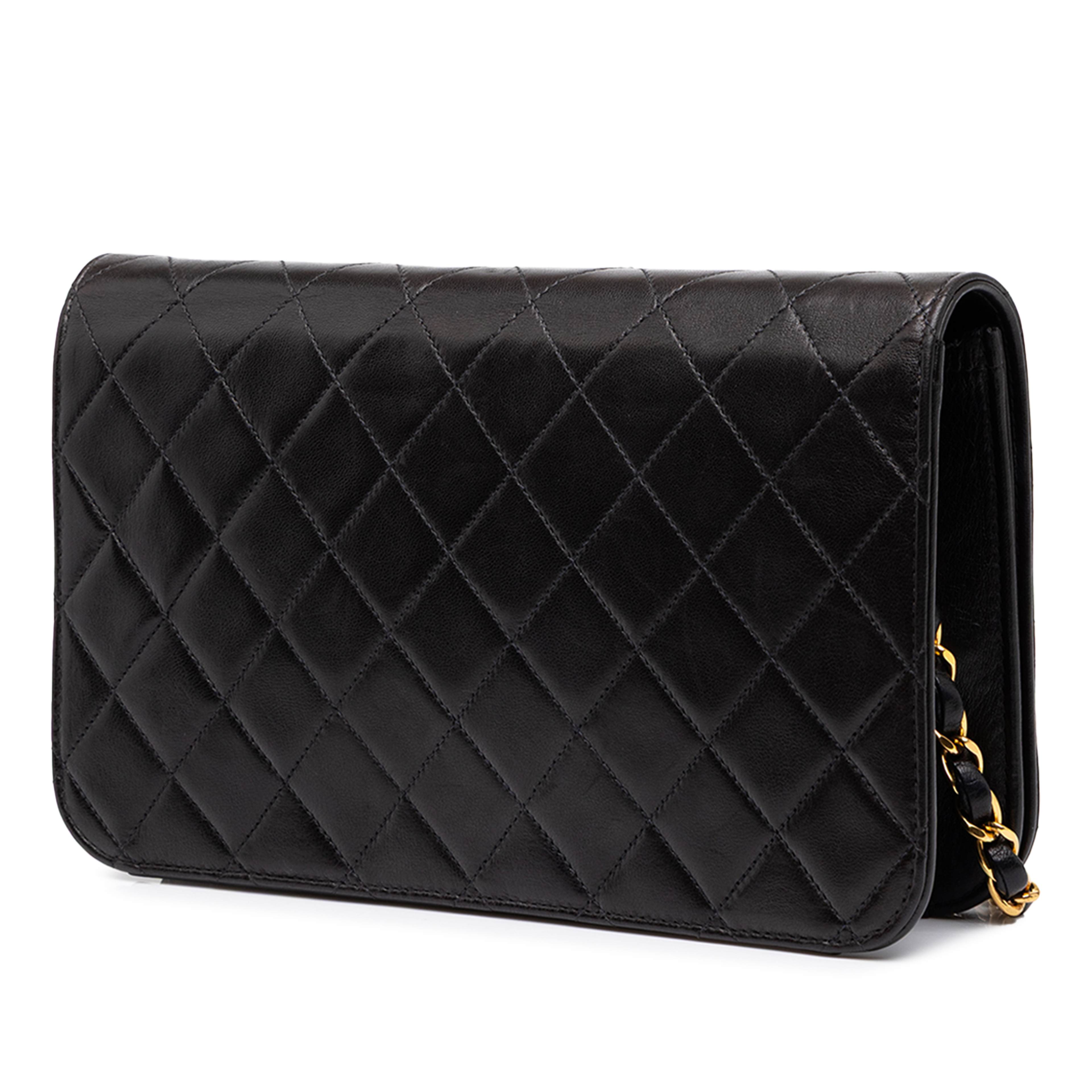 Chanel Medium Cc Quilted Lambskin Full Flap, från Luxclusif, i färgen svart. Klicka för att öppna bilden i stort format