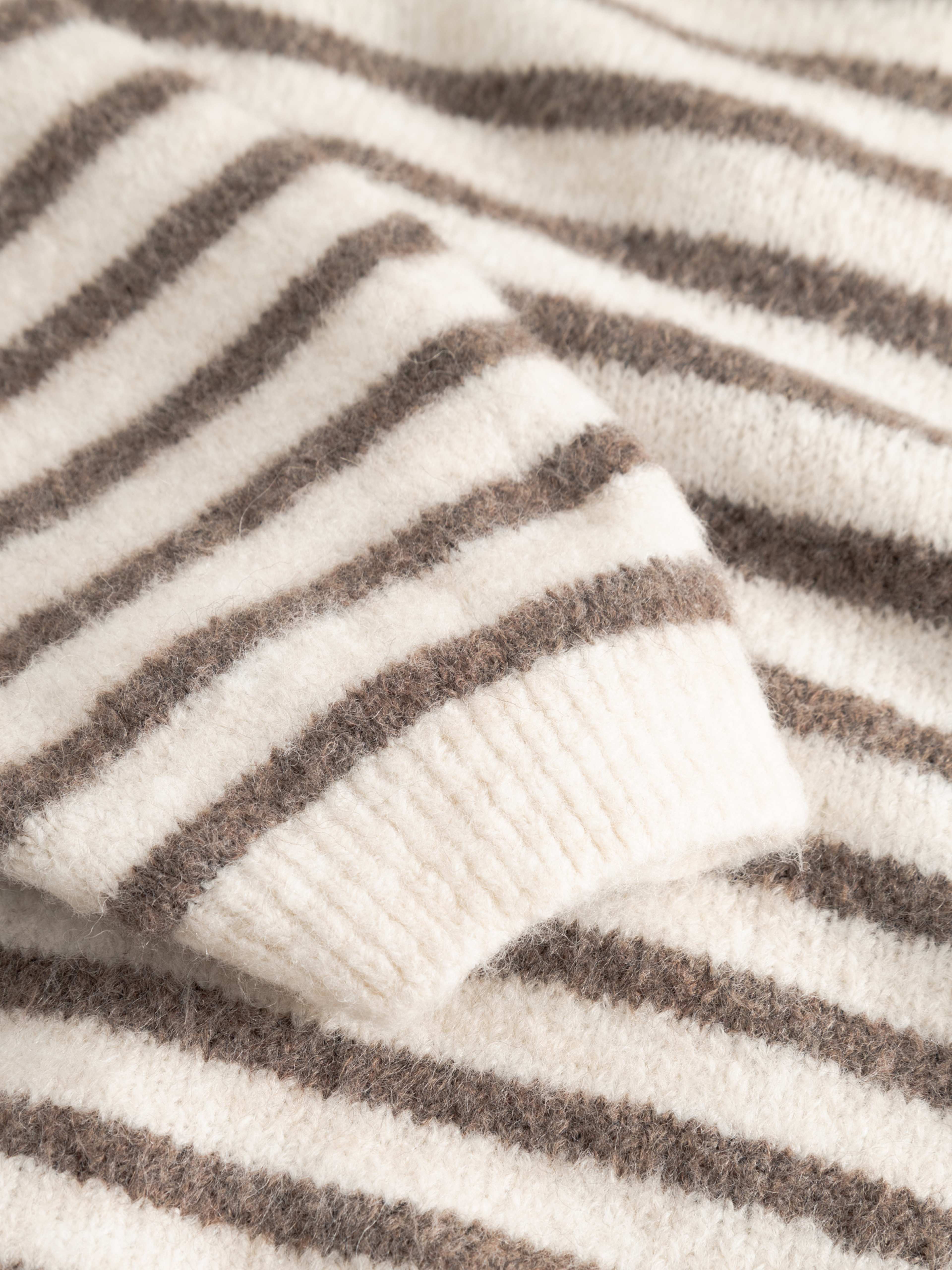 N-lenda Knit Cardigan - Brown Ivory Stripe, från Noella, i färgen brown ivory stripe. Klicka för att öppna bilden i stort format