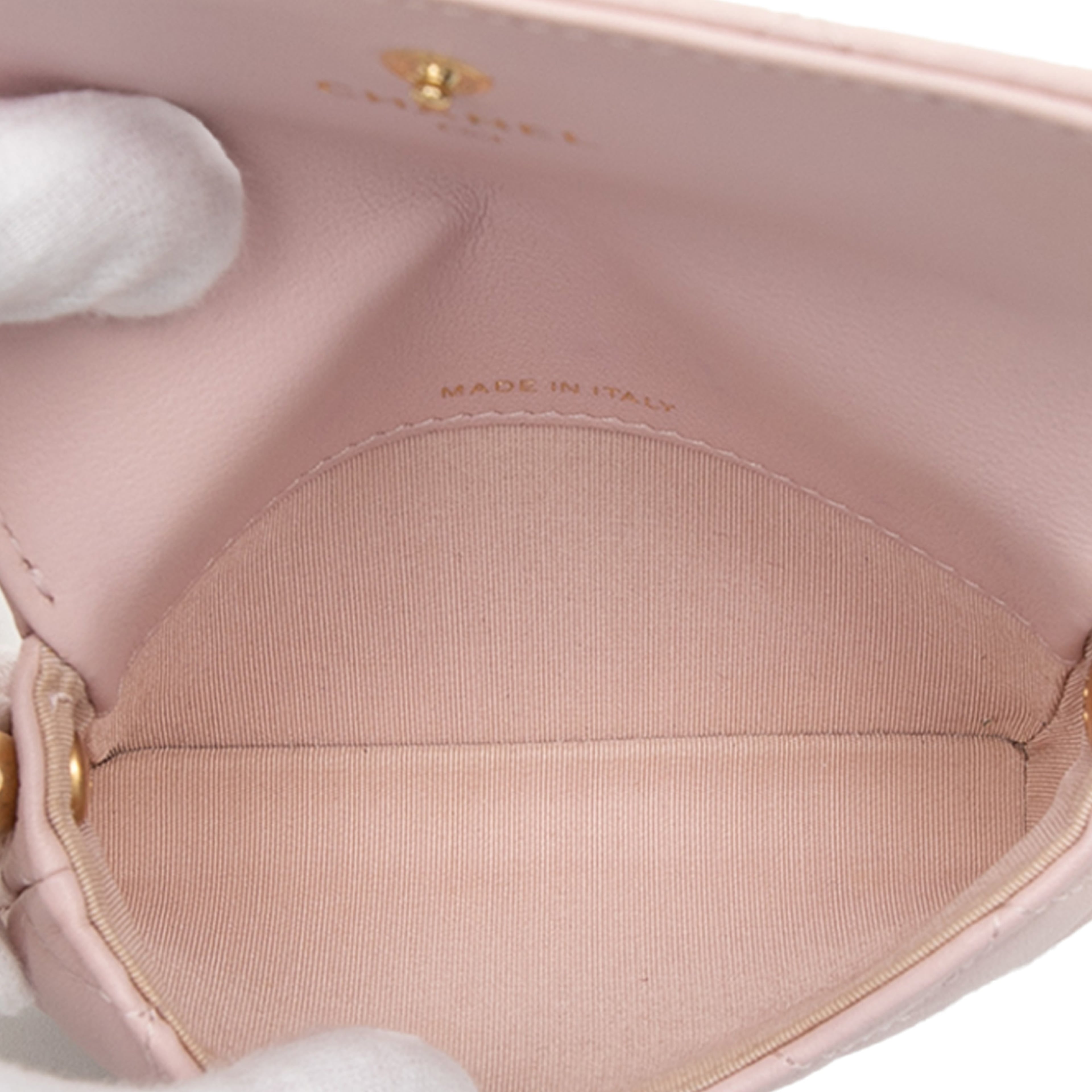 Chanel Quilted Lambskin About Pearls Card Holder On Chain, från Luxclusif, i färgen pink. Klicka för att öppna bilden i stort format