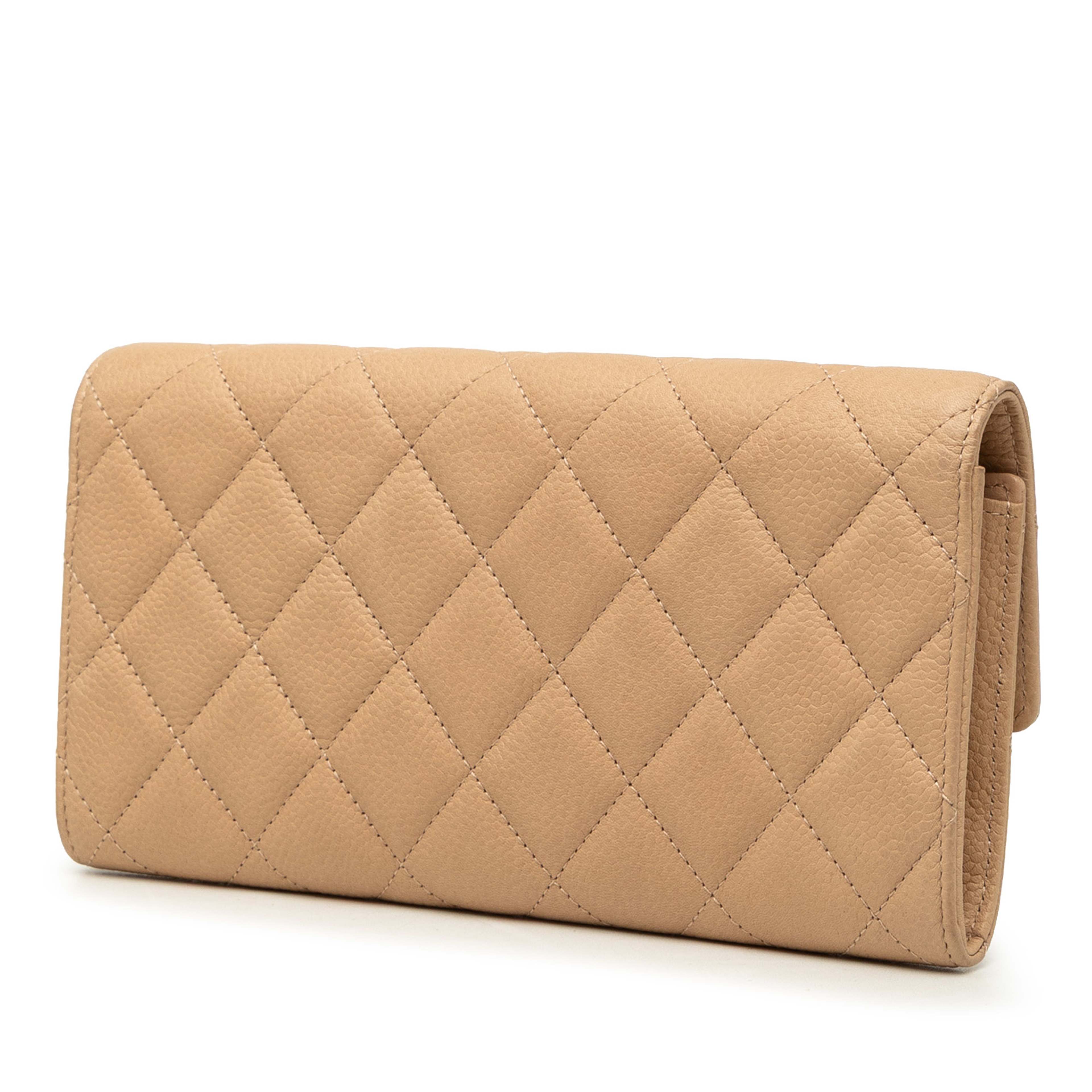 Chanel Cc Quilted Caviar Gusset Flap Long Wallet, från Luxclusif, i färgen beige. Klicka för att öppna bilden i stort format