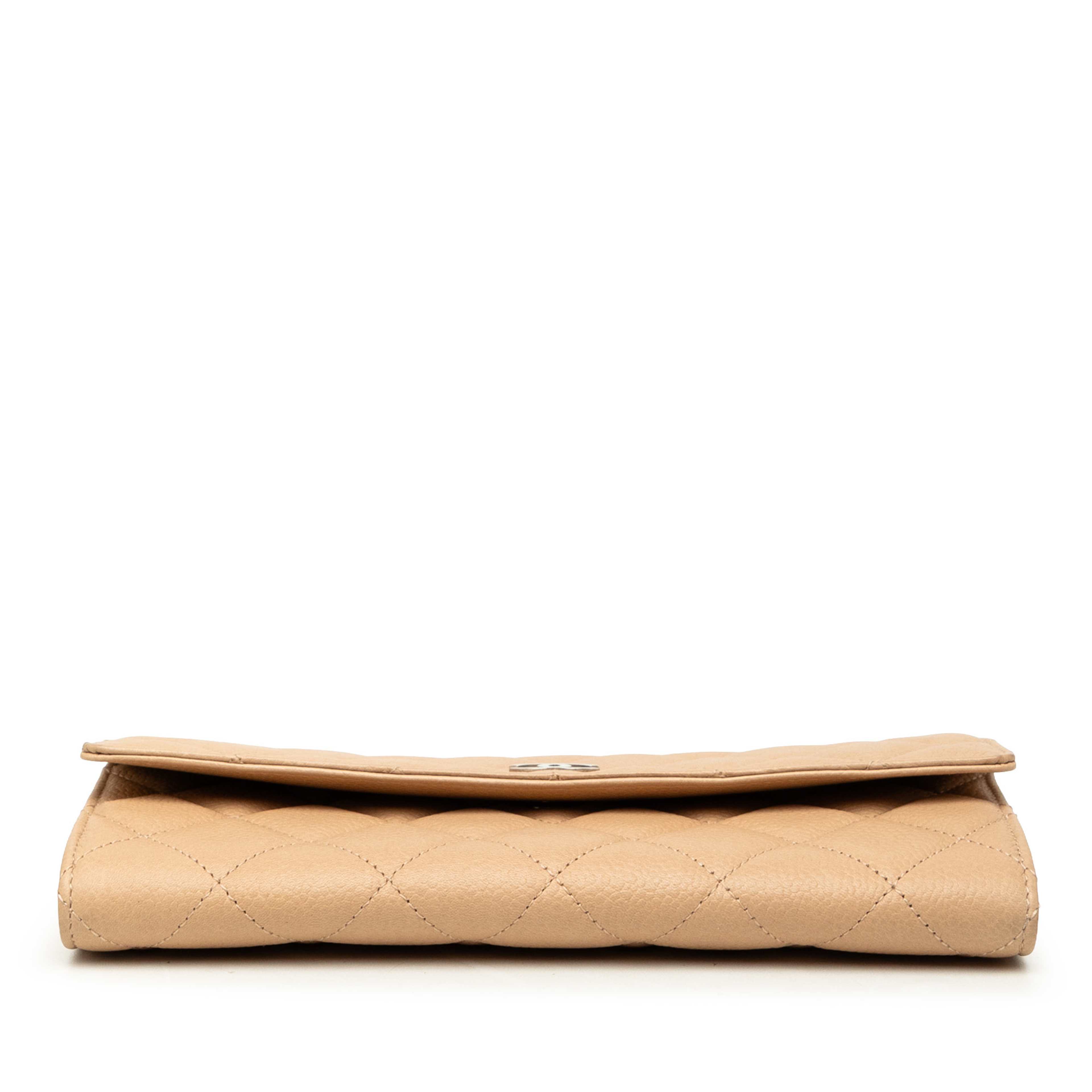 Chanel Cc Quilted Caviar Gusset Flap Long Wallet, från Luxclusif, i färgen beige. Klicka för att öppna bilden i stort format