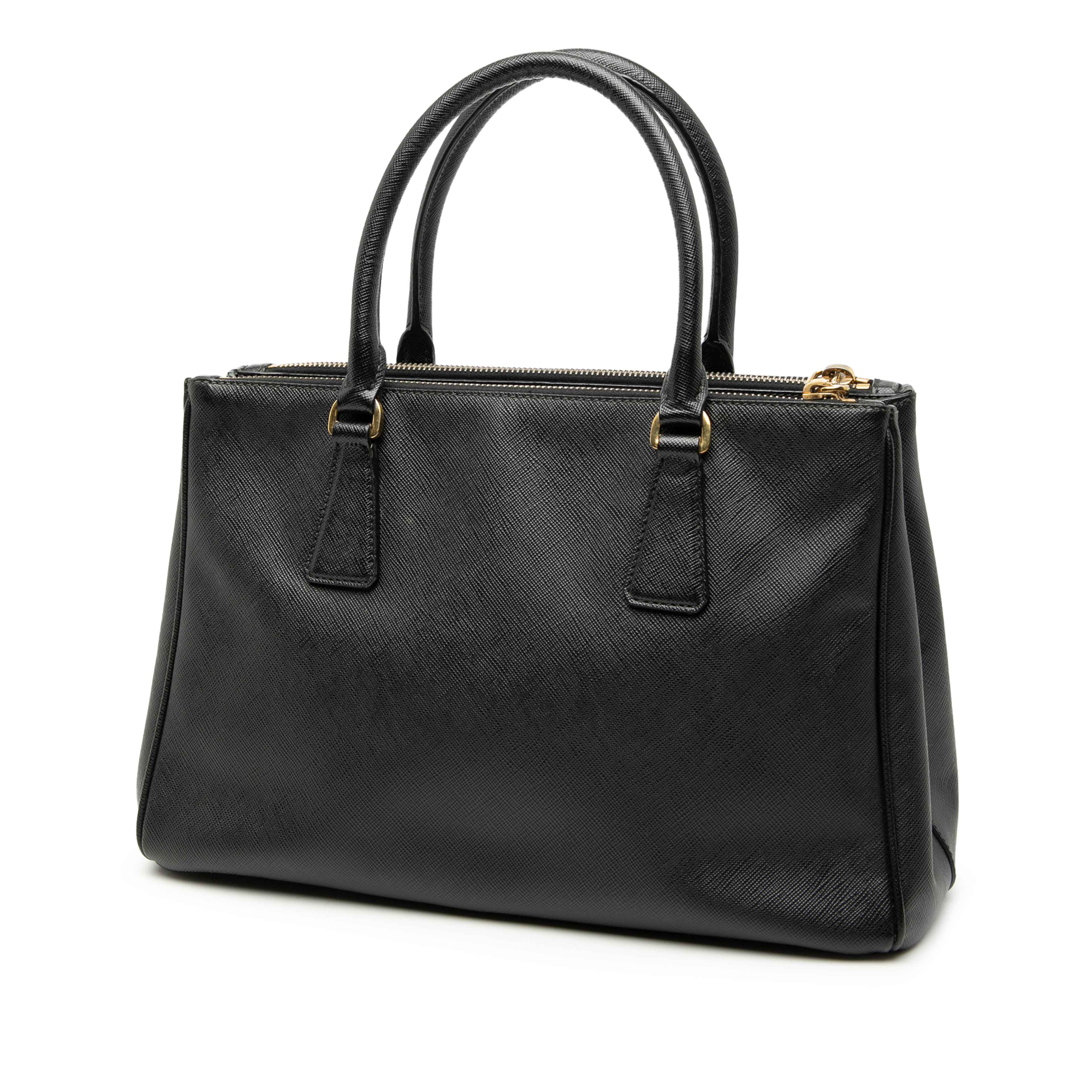 Prada Small Saffiano Lux Galleria Double Zip Satchel, från Luxclusif, i färgen black. Klicka för att öppna bilden i stort format