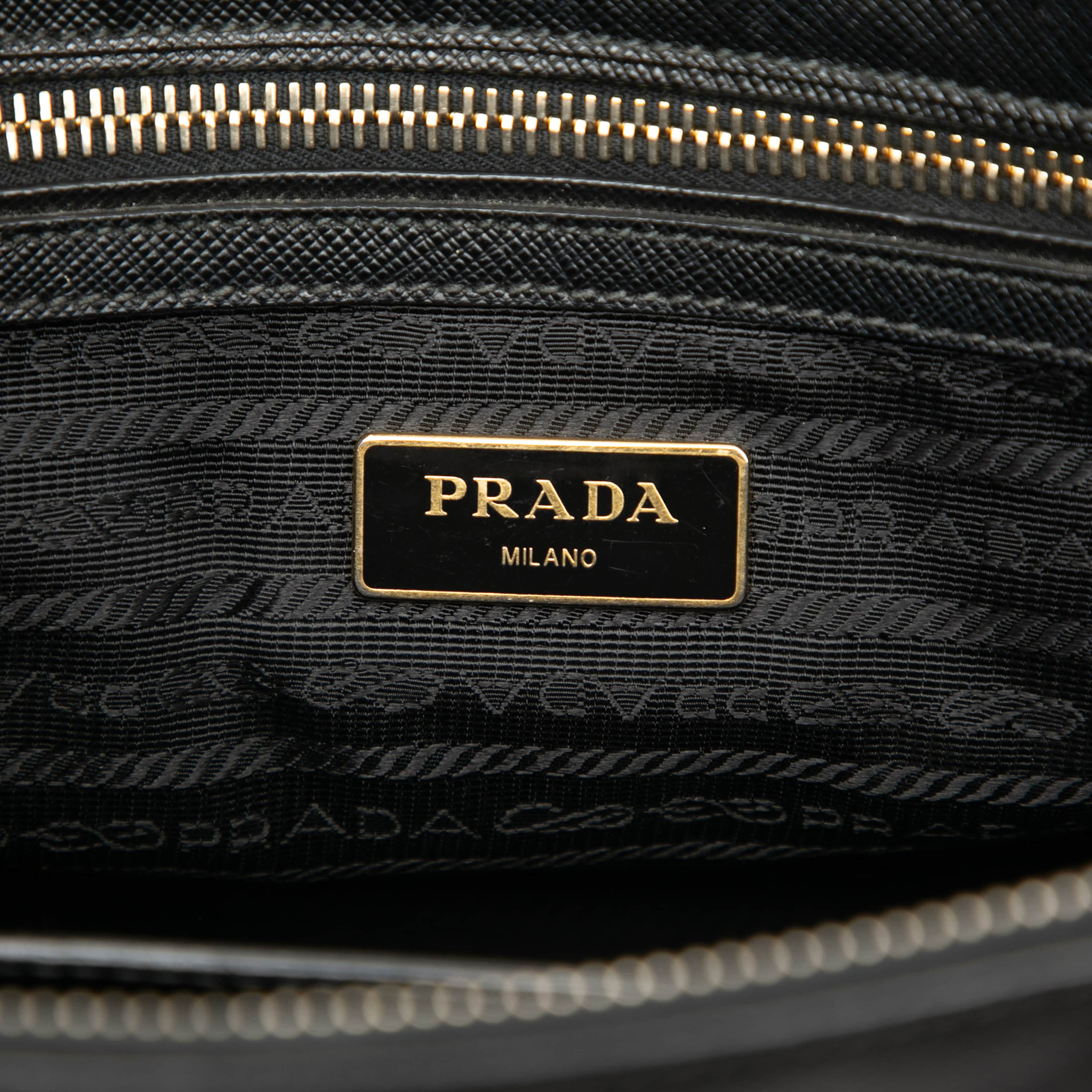 Prada Small Saffiano Lux Galleria Double Zip Satchel, från Luxclusif, i färgen black. Klicka för att öppna bilden i stort format