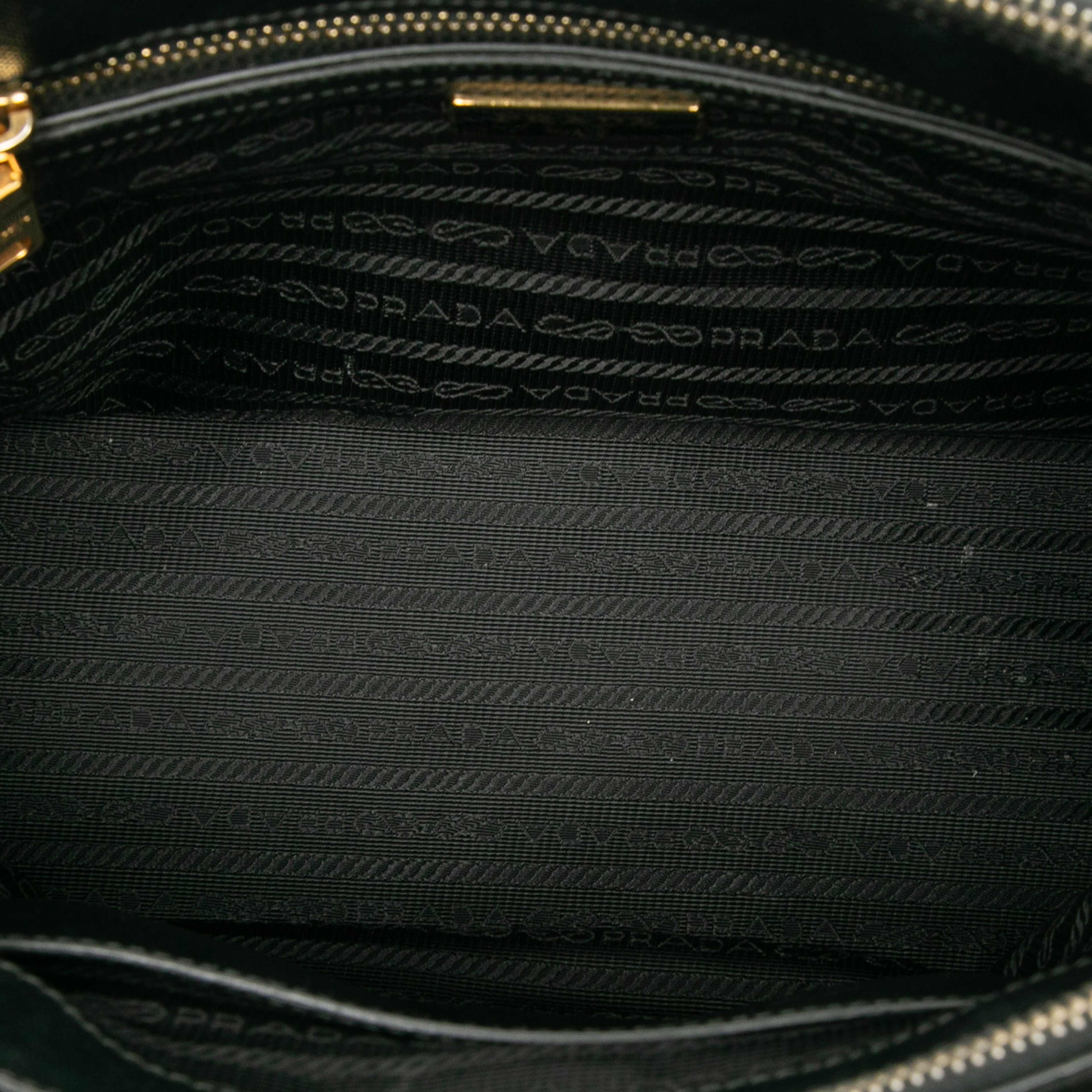 Prada Small Saffiano Lux Galleria Double Zip Satchel, från Luxclusif, i färgen black. Klicka för att öppna bilden i stort format