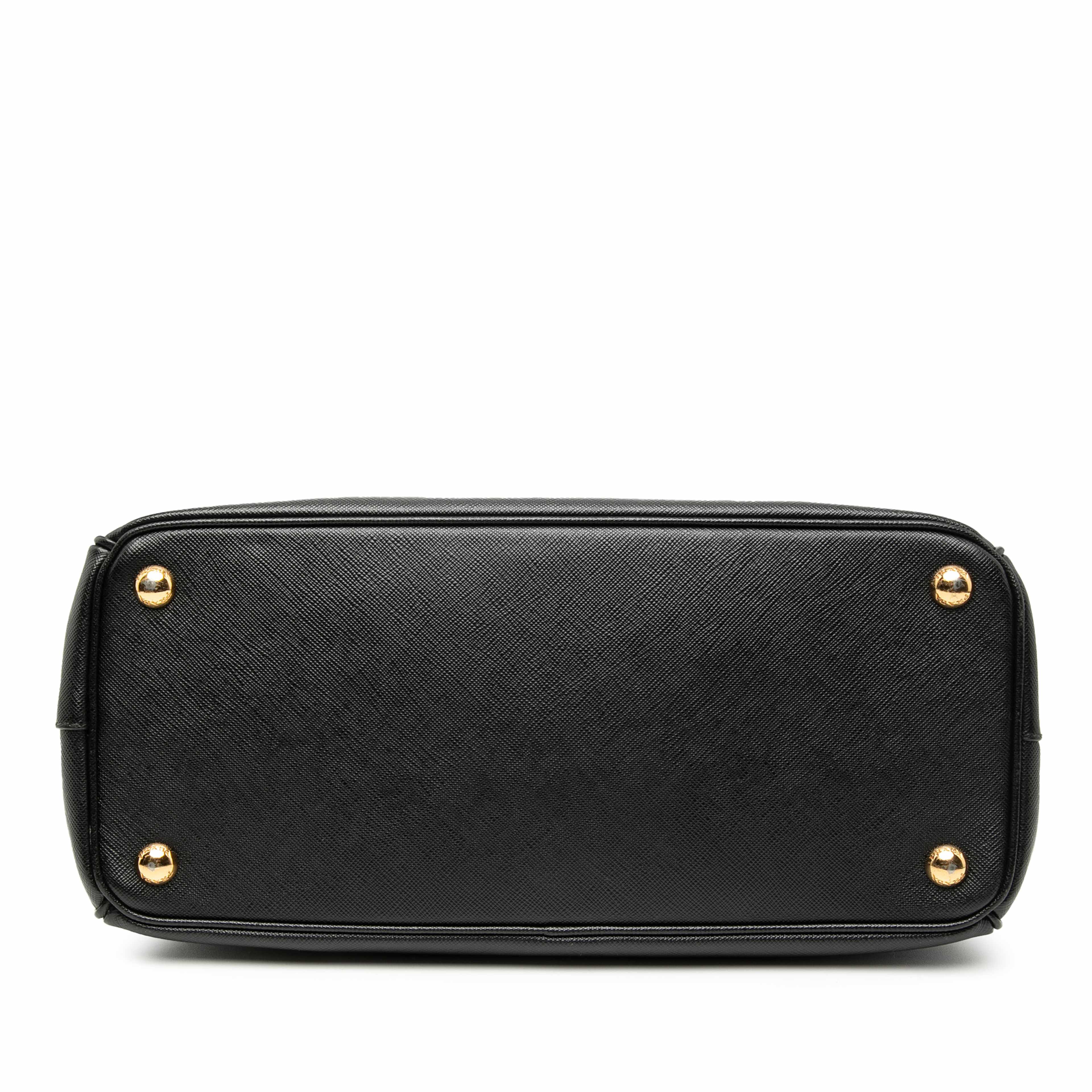 Prada Small Saffiano Lux Galleria Double Zip Satchel, från Luxclusif, i färgen black. Klicka för att öppna bilden i stort format