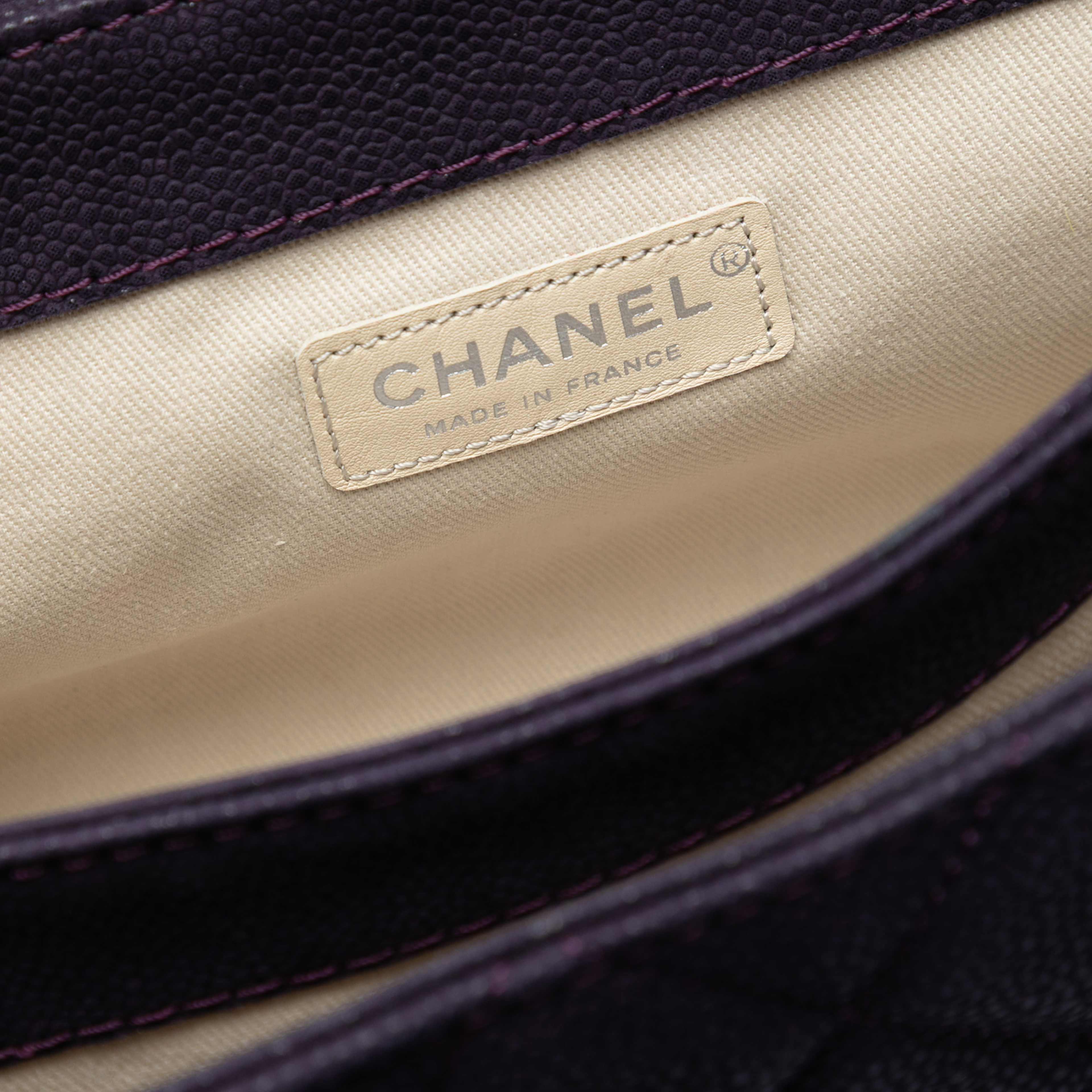 Chanel Matte Quilted Caviar Leather Lady Pearly Flap, från Luxclusif, i färgen violet. Klicka för att öppna bilden i stort format