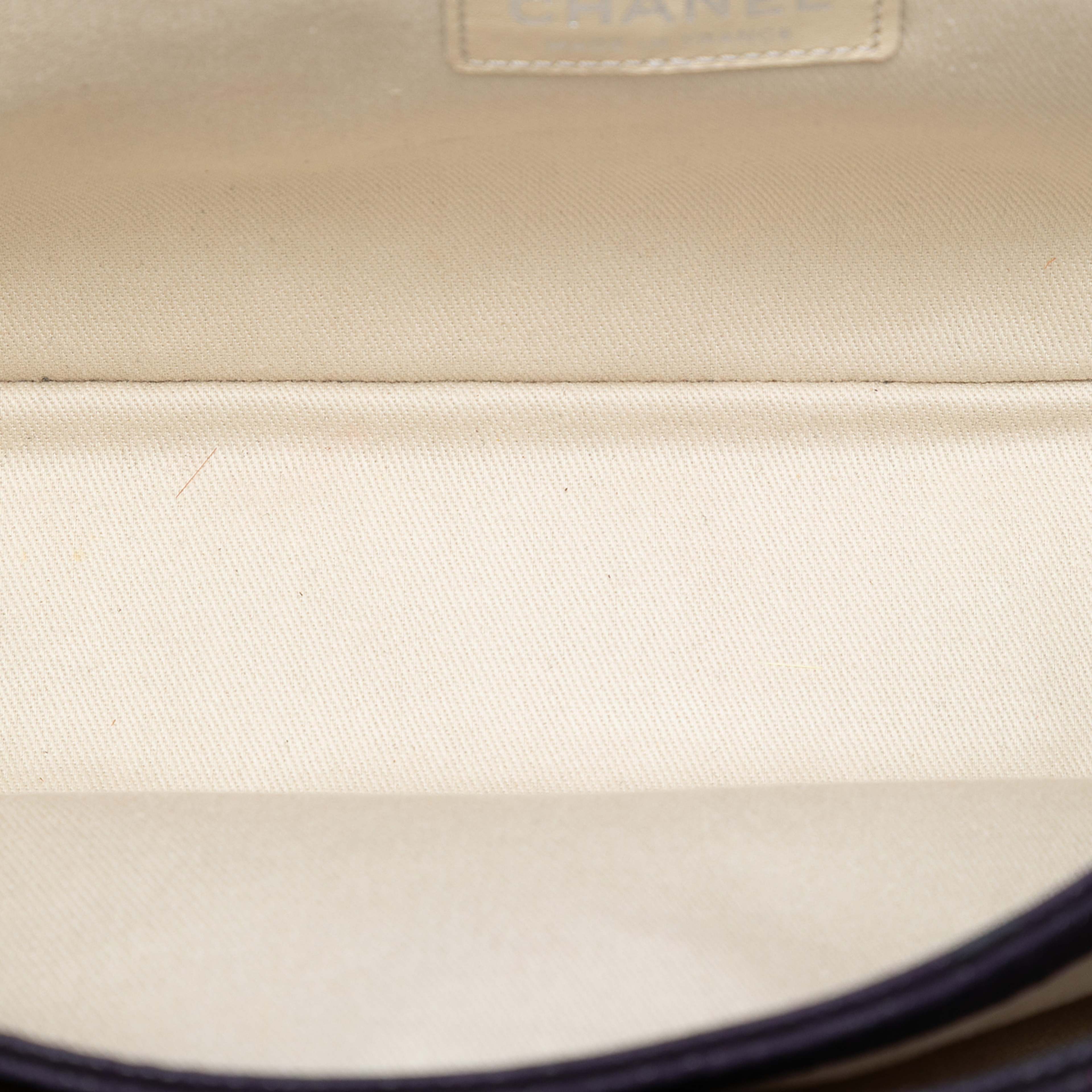 Chanel Matte Quilted Caviar Leather Lady Pearly Flap, från Luxclusif, i färgen violet. Klicka för att öppna bilden i stort format