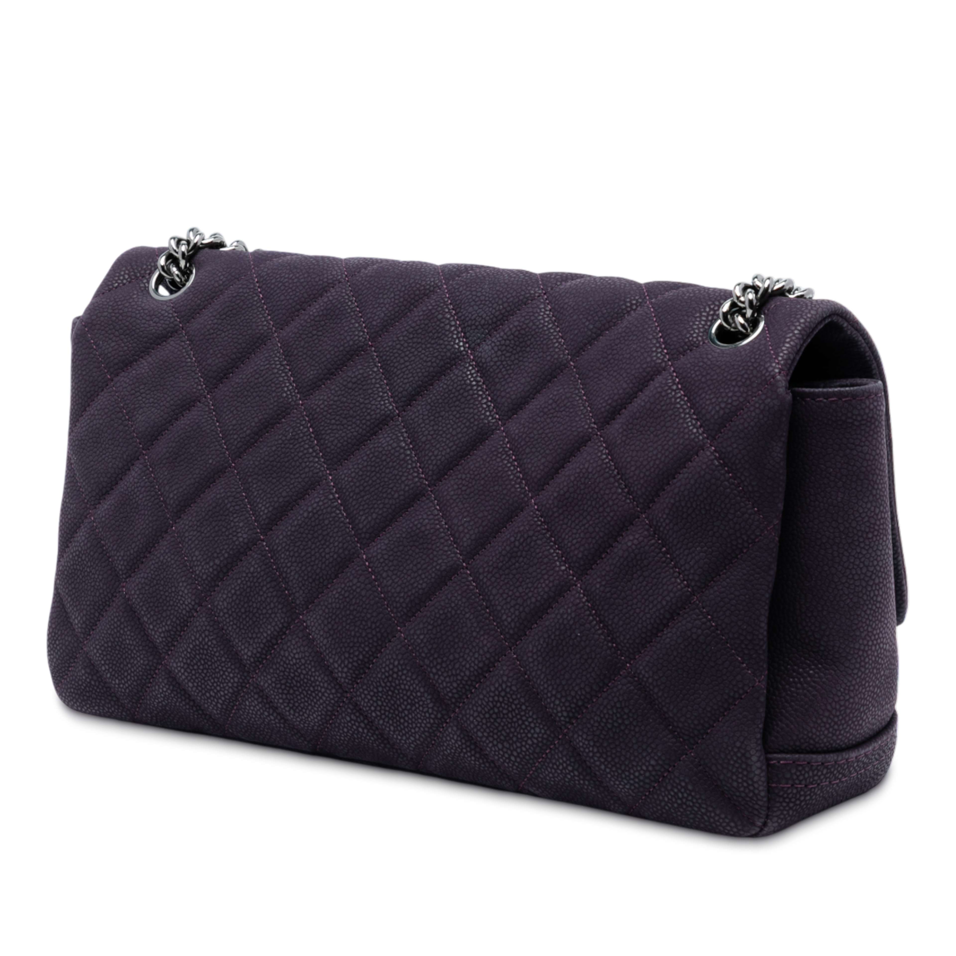 Chanel Matte Quilted Caviar Leather Lady Pearly Flap, från Luxclusif, i färgen violet. Klicka för att öppna bilden i stort format